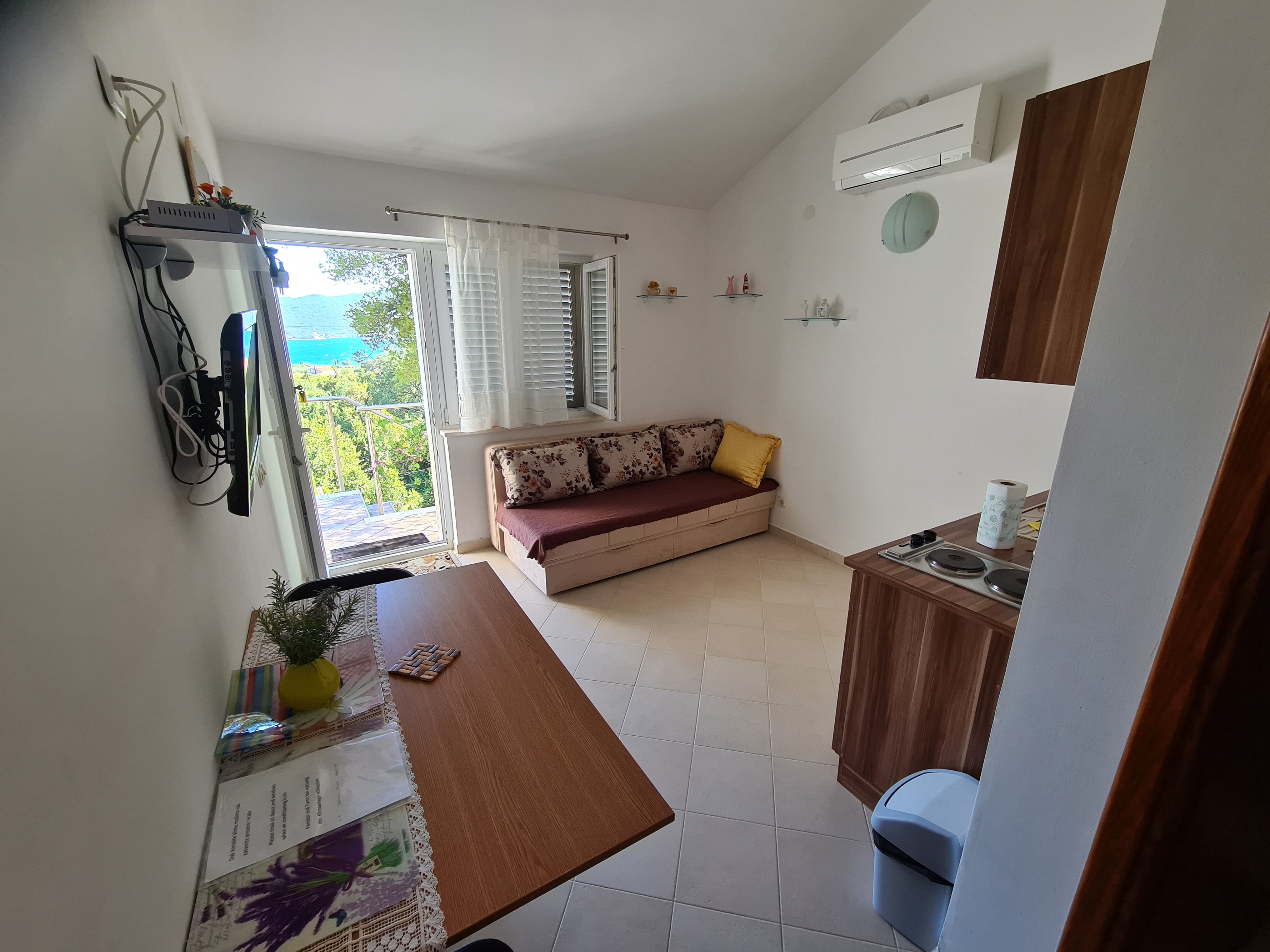 One bedroom apartment with terrace and sea view Viganj, Pelješac (A-21912-a)
