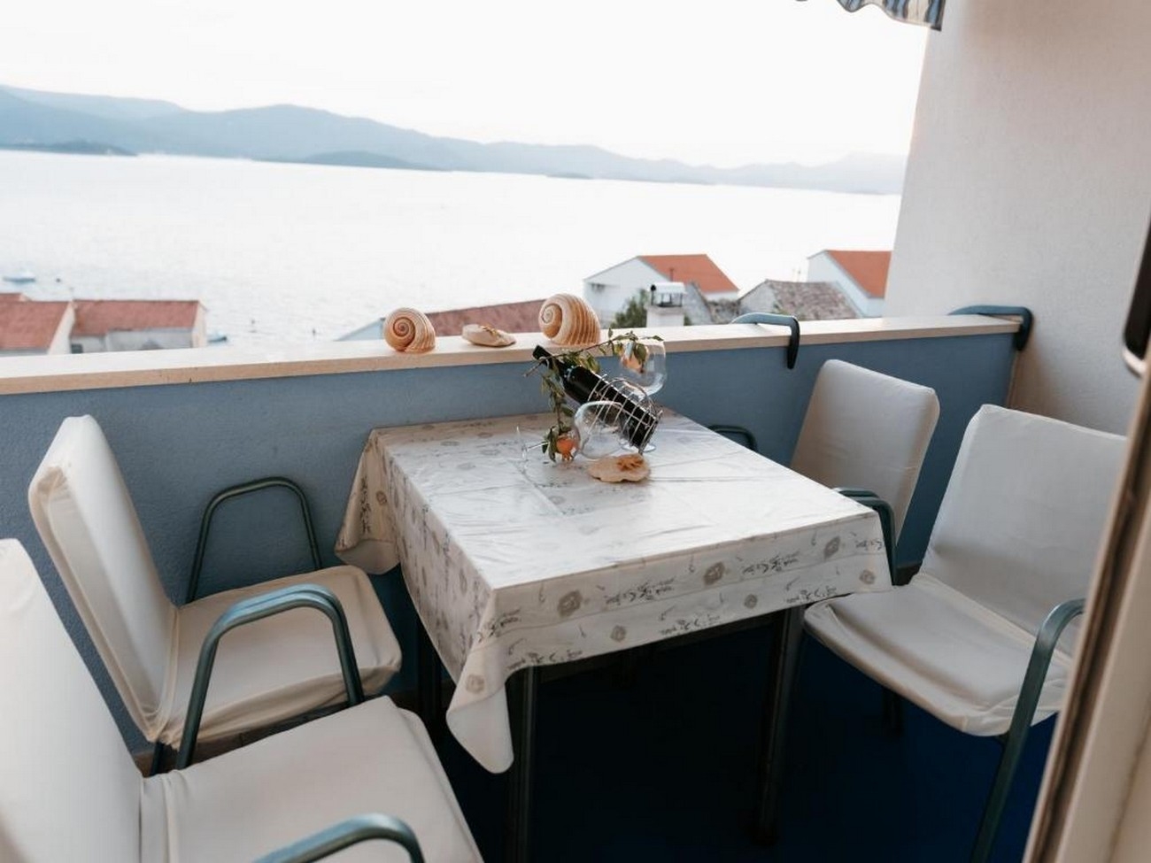 One bedroom apartment with balcony and sea view Komarna, Neretva Delta - Ušće Neretve  A-b