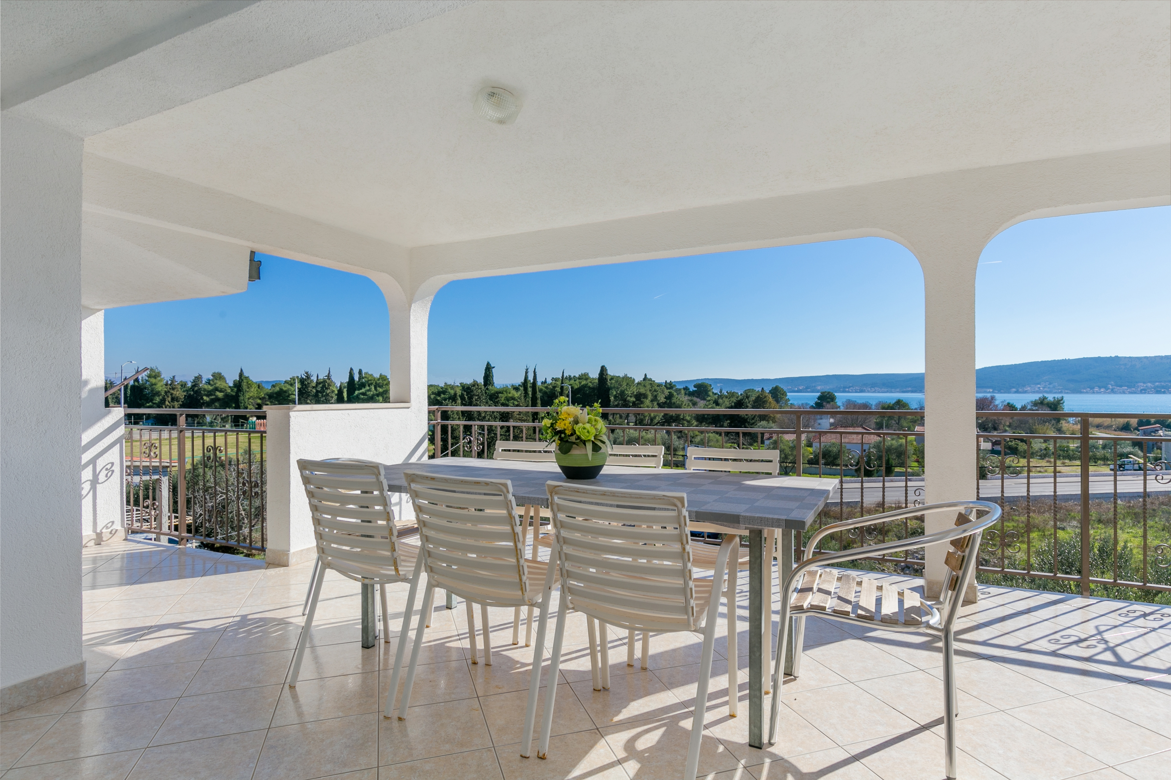 Four-bedroom apartment with terrace and sea view Kaštel Štafilić, Kaštela (A-21948-a)