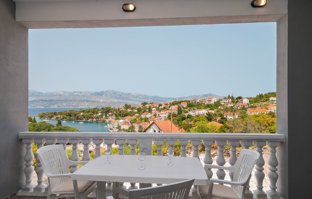 One bedroom apartment with terrace and sea view Splitska, Brač (A-21974-a)