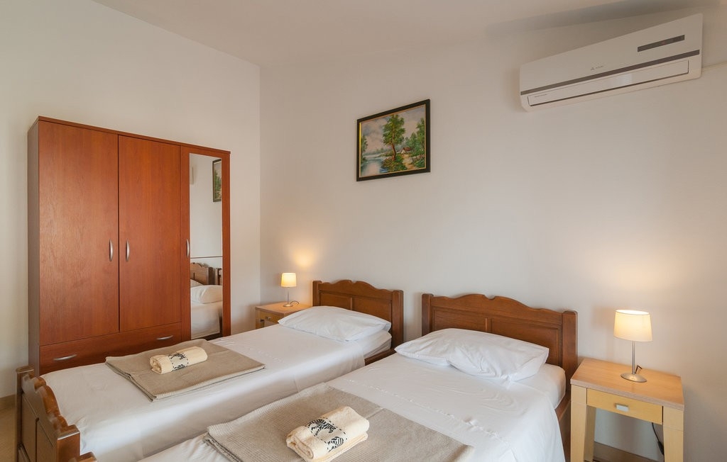 One bedroom apartment with terrace and sea view Splitska, Brač (A-21974-c)