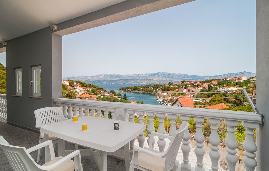 One bedroom apartment with terrace and sea view Splitska, Brač (A-21974-c)