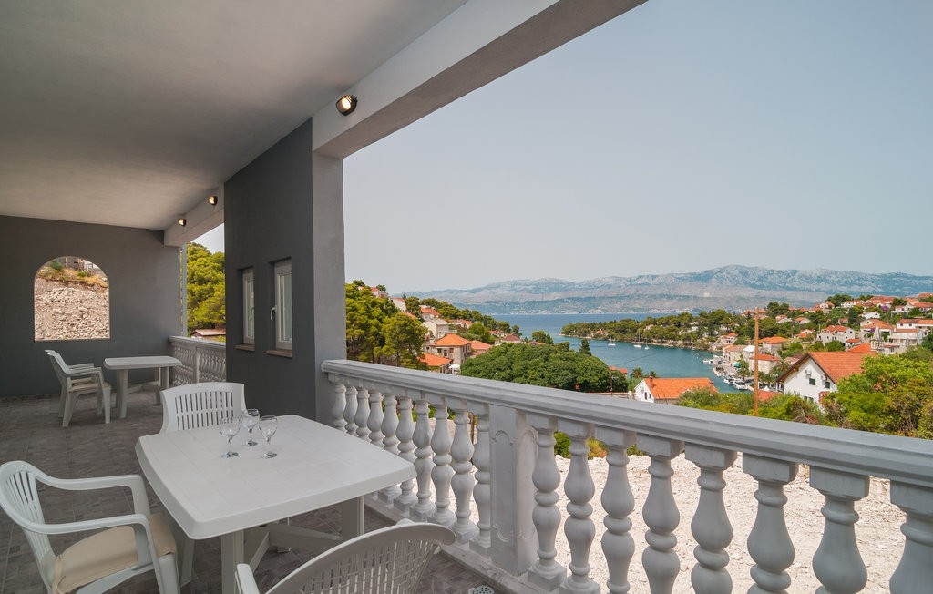 One bedroom apartment with terrace and sea view Splitska, Brač  A-c