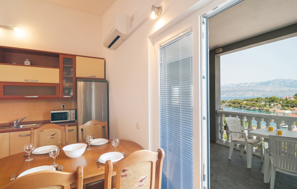 One bedroom apartment with terrace and sea view Splitska, Brač (A-21974-d)