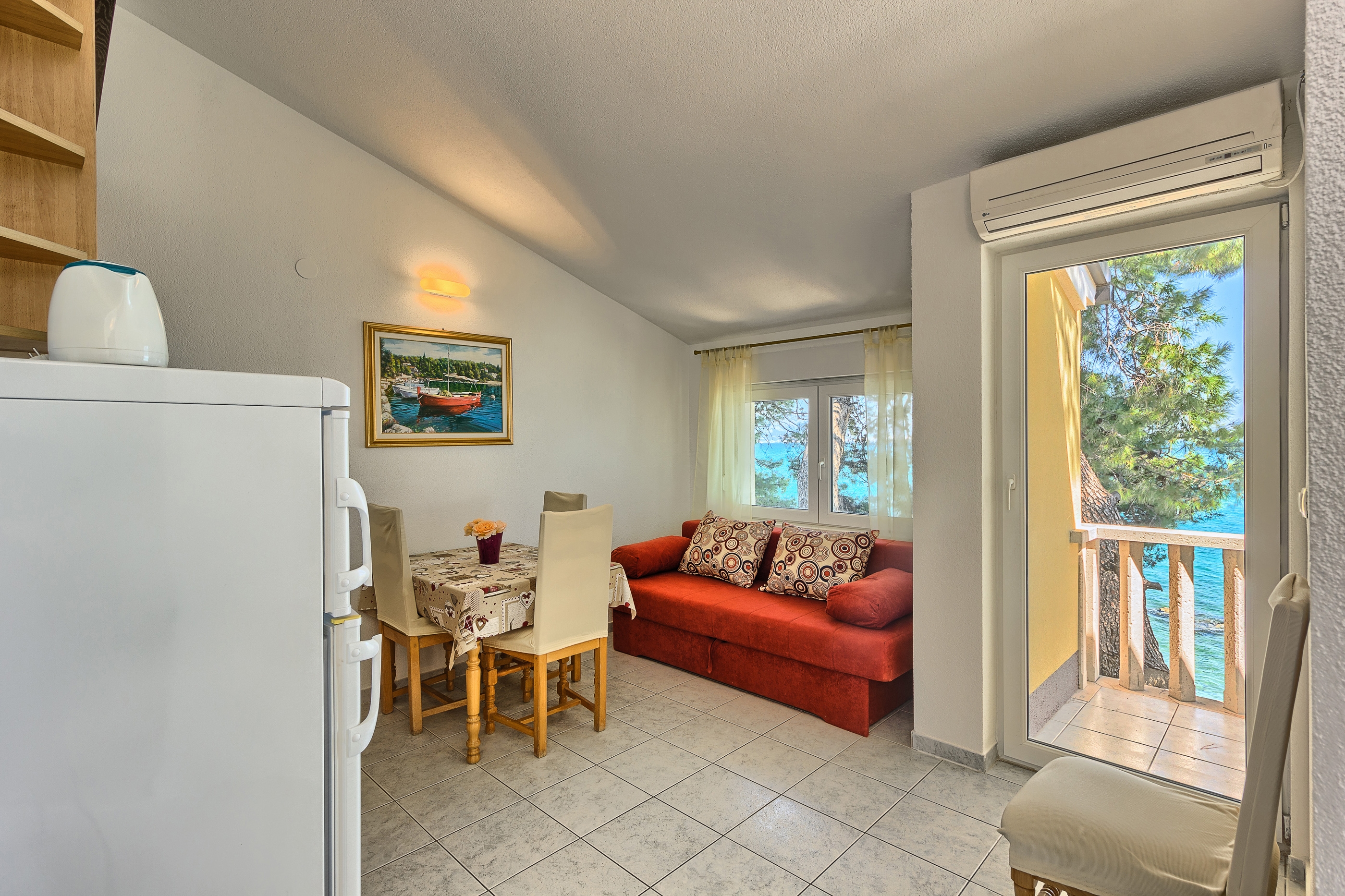 Two bedroom apartment near beach Kaštel Štafilić (Kaštela) (A-21981-b)