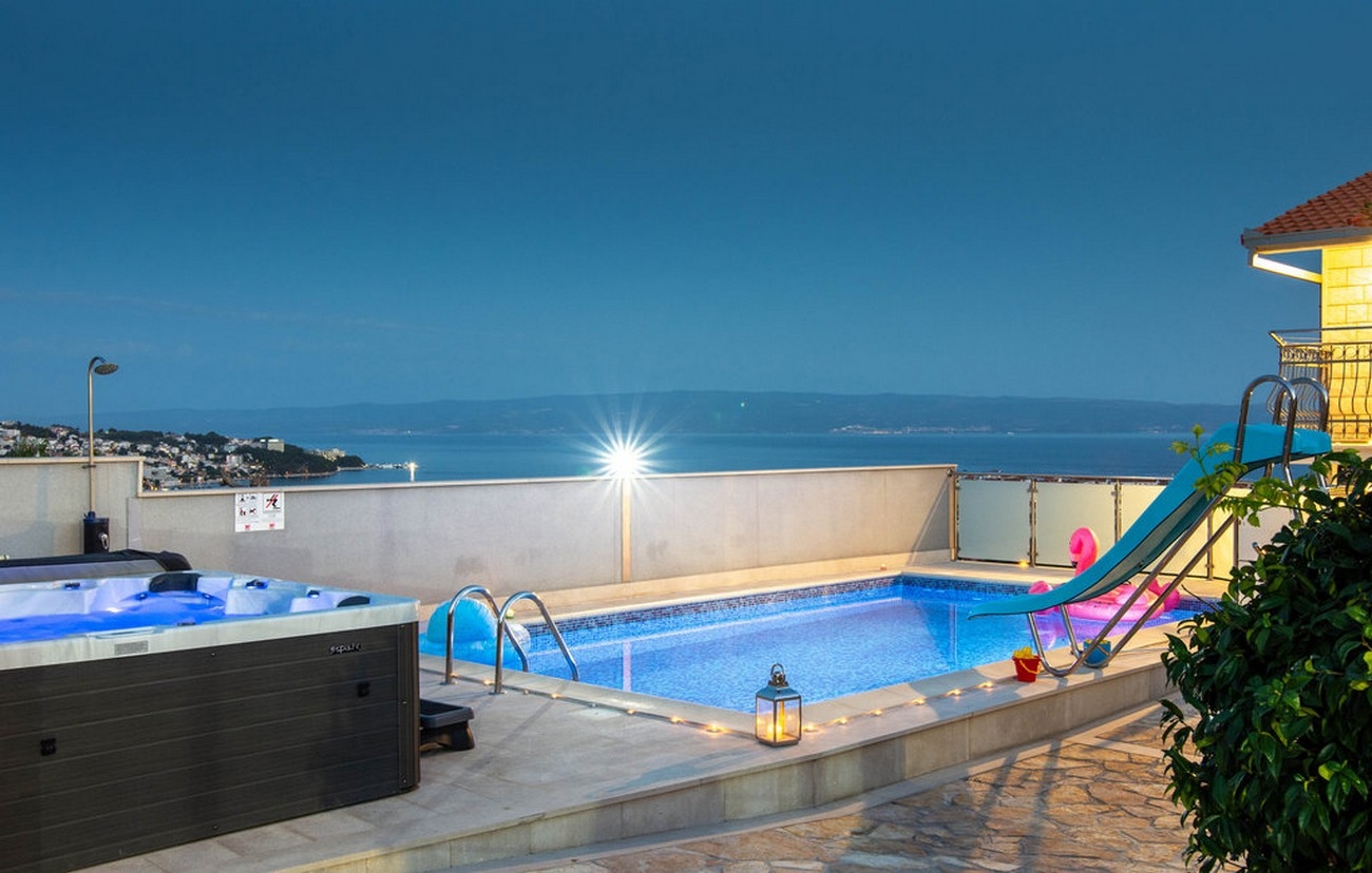 Appartement de trois chambres avec une piscine Stobrec, Split (A-21990-a)