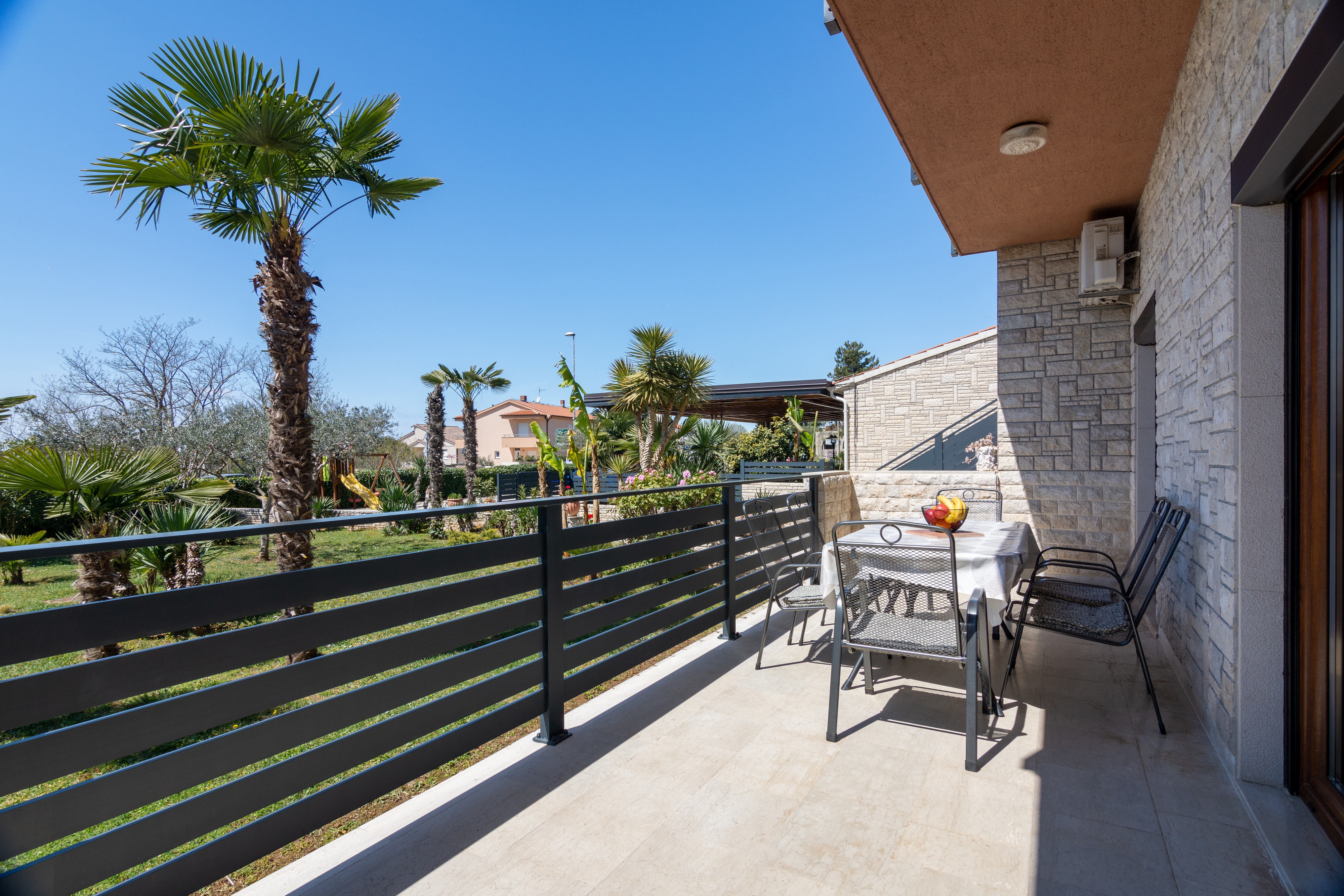 Three bedroom apartment with terrace Valbandon, Fažana  A-a