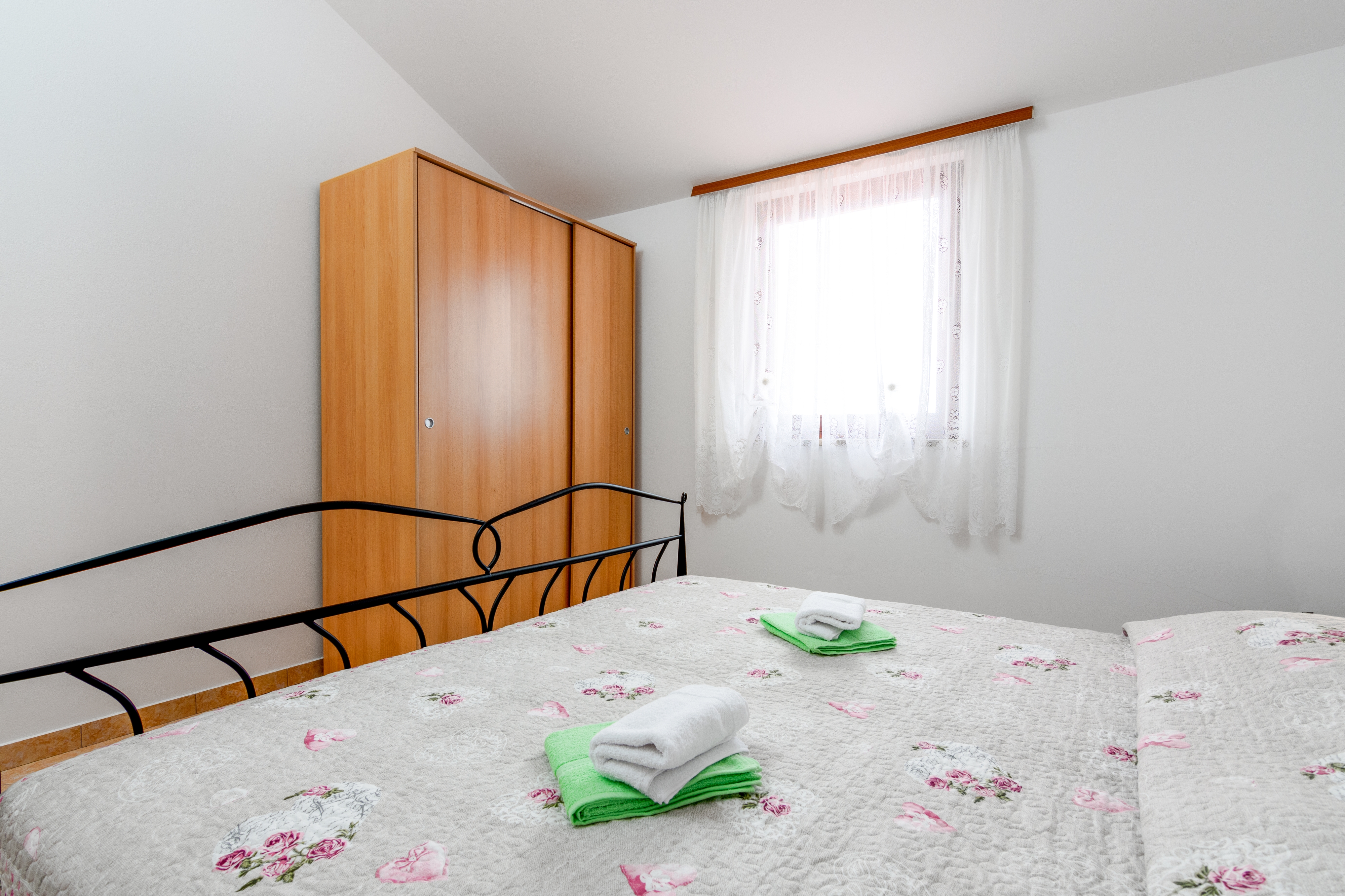Two bedroom apartment with terrace Valbandon, Fažana  A-c