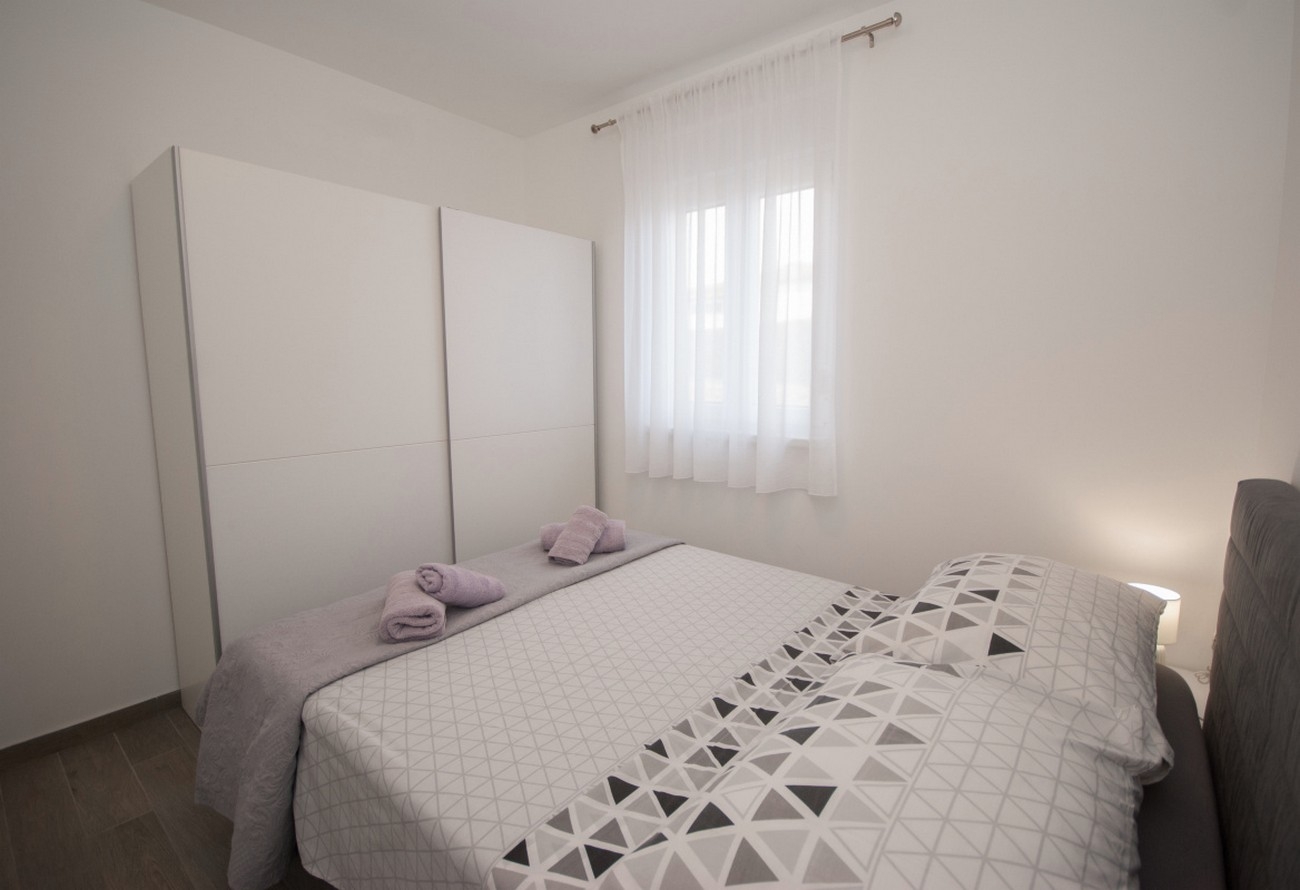 Two bedroom apartment with terrace Trogir  A-a
