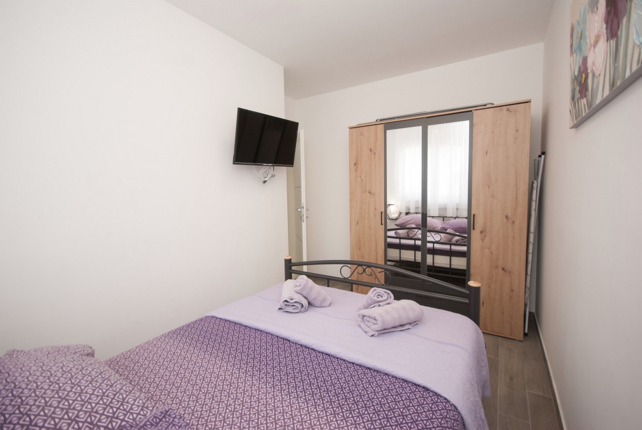 Two bedroom apartment with terrace Trogir  A-a