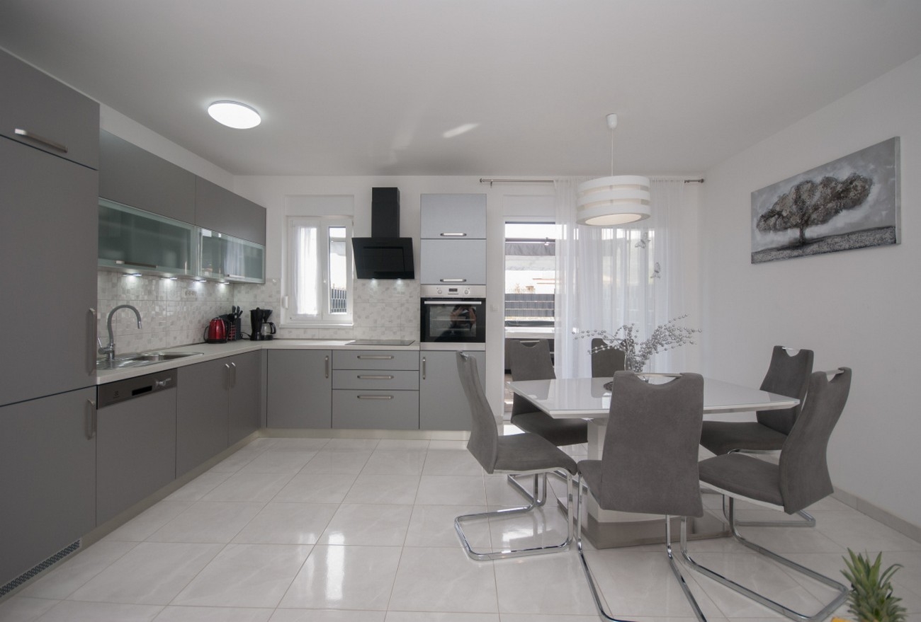 Two bedroom apartment with terrace Trogir  A-a