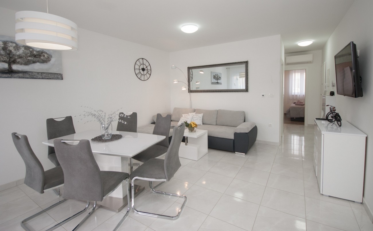 Two bedroom apartment with terrace Trogir  A-a