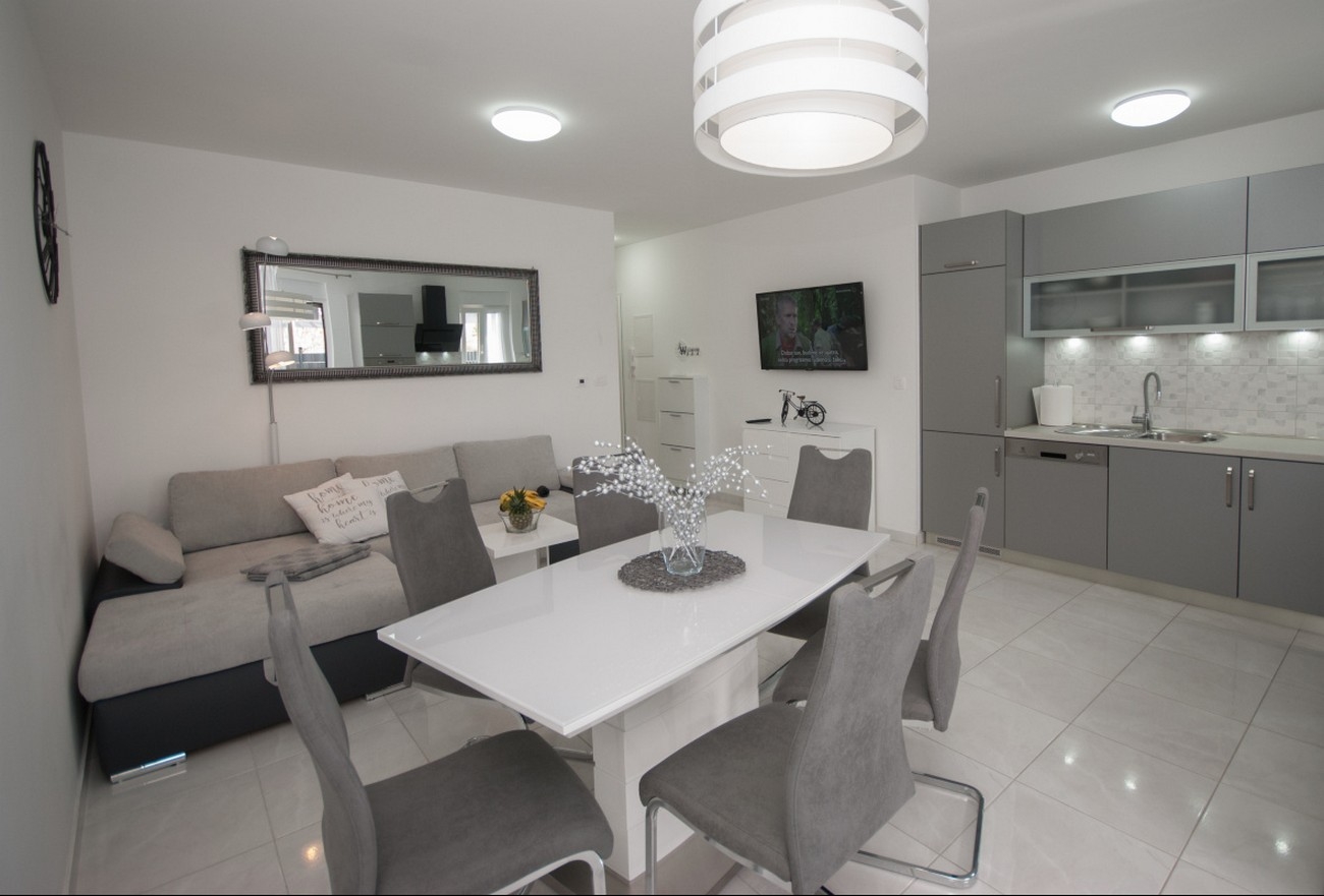 Two bedroom apartment with terrace Trogir  A-a