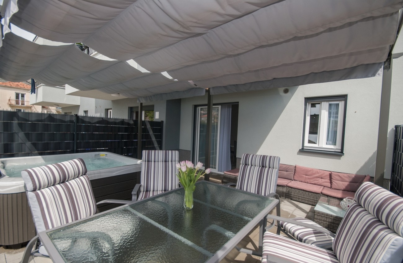 Two bedroom apartment with terrace Trogir  A-a