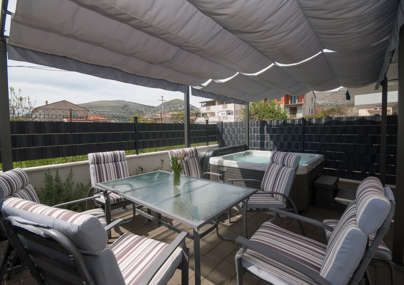 Two bedroom apartment with terrace Trogir  A-a