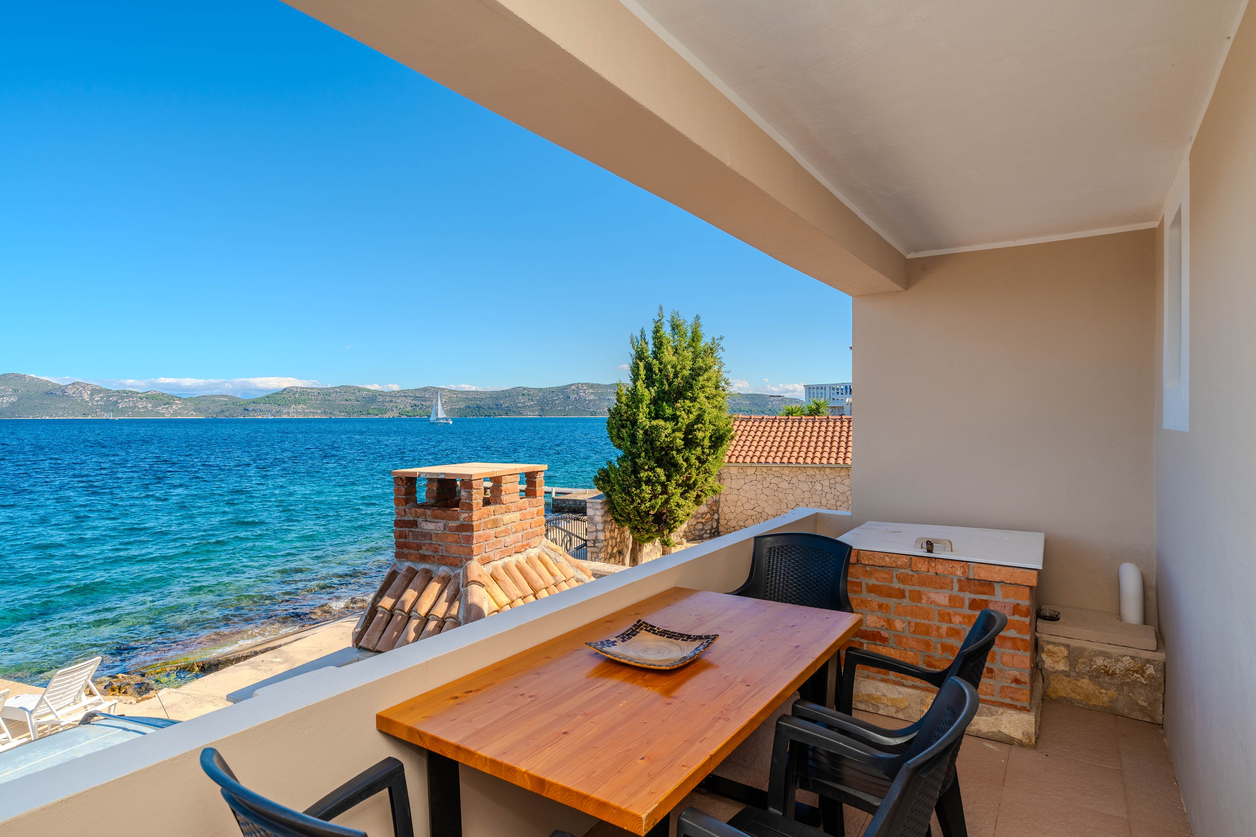 Two bedroom apartment near beach Mali Iž, Iž  A-a