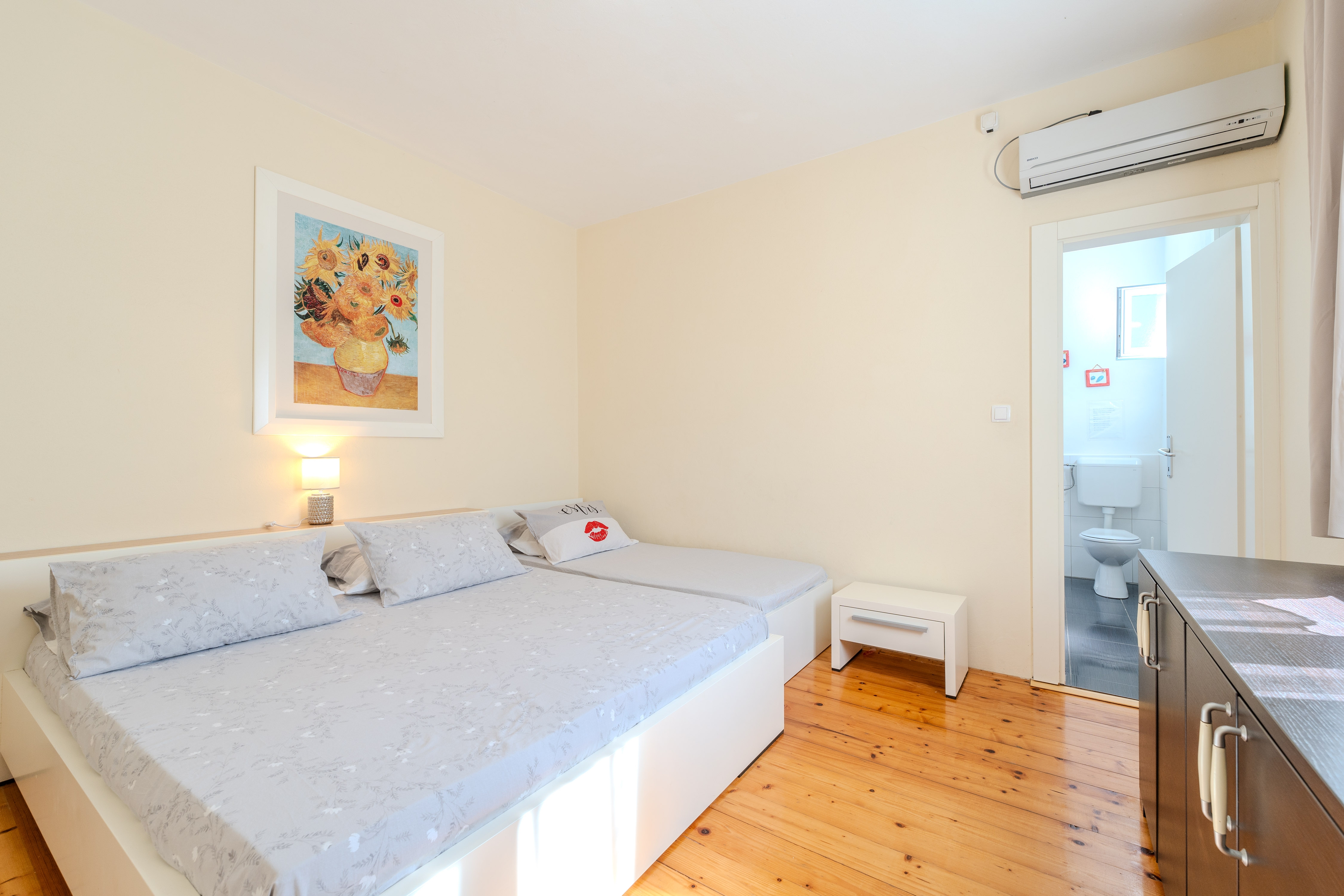 Two bedroom apartment near beach Mali Iž, Iž  A-a
