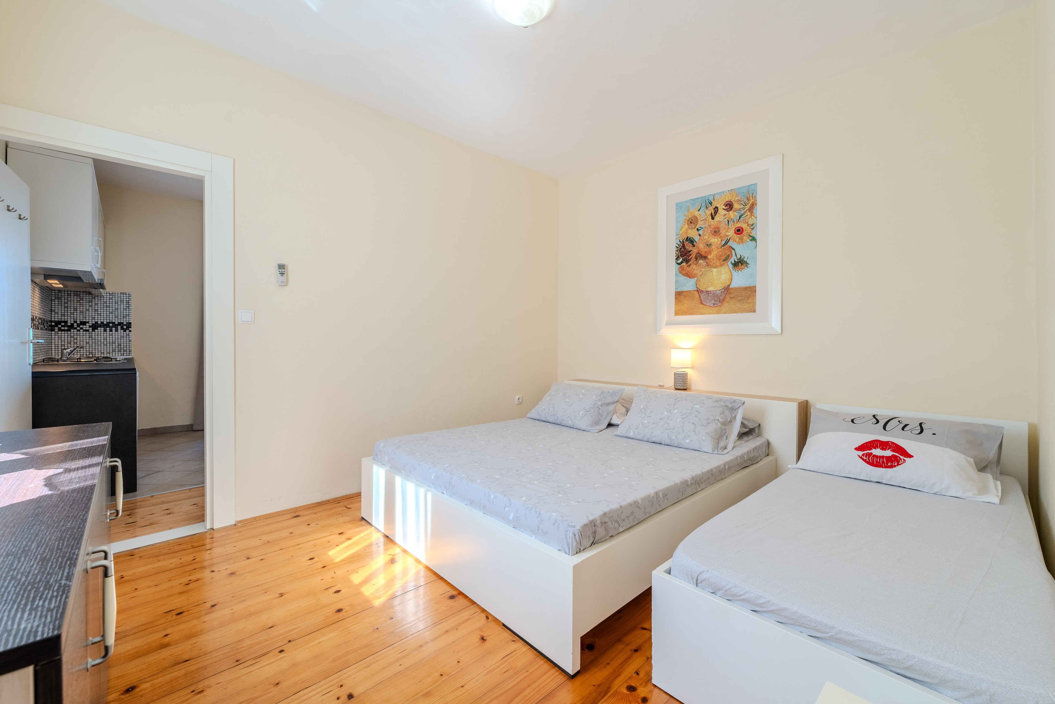 Two bedroom apartment near beach Mali Iž, Iž  A-a