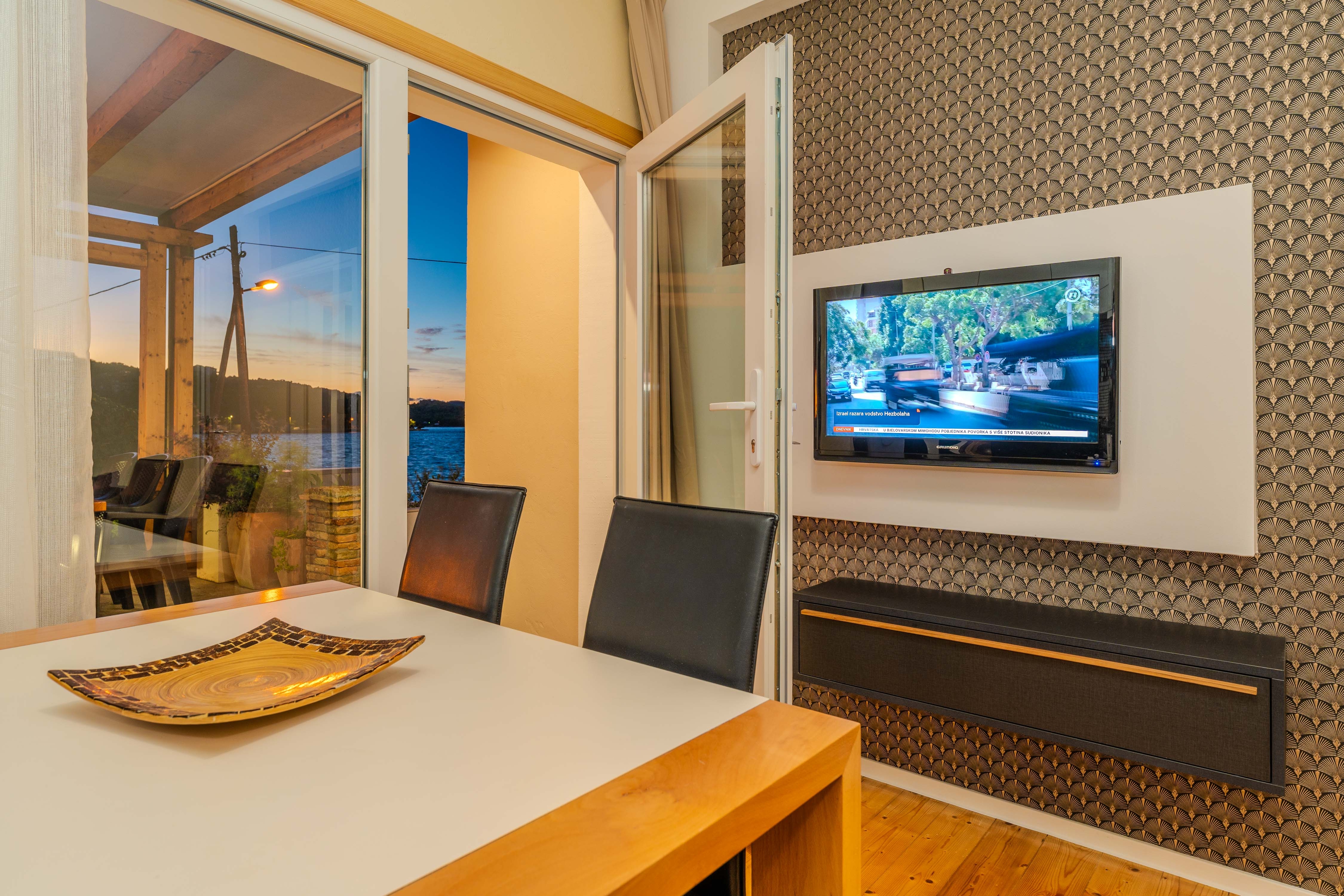 Two bedroom apartment near beach Mali Iž, Iž  A-a
