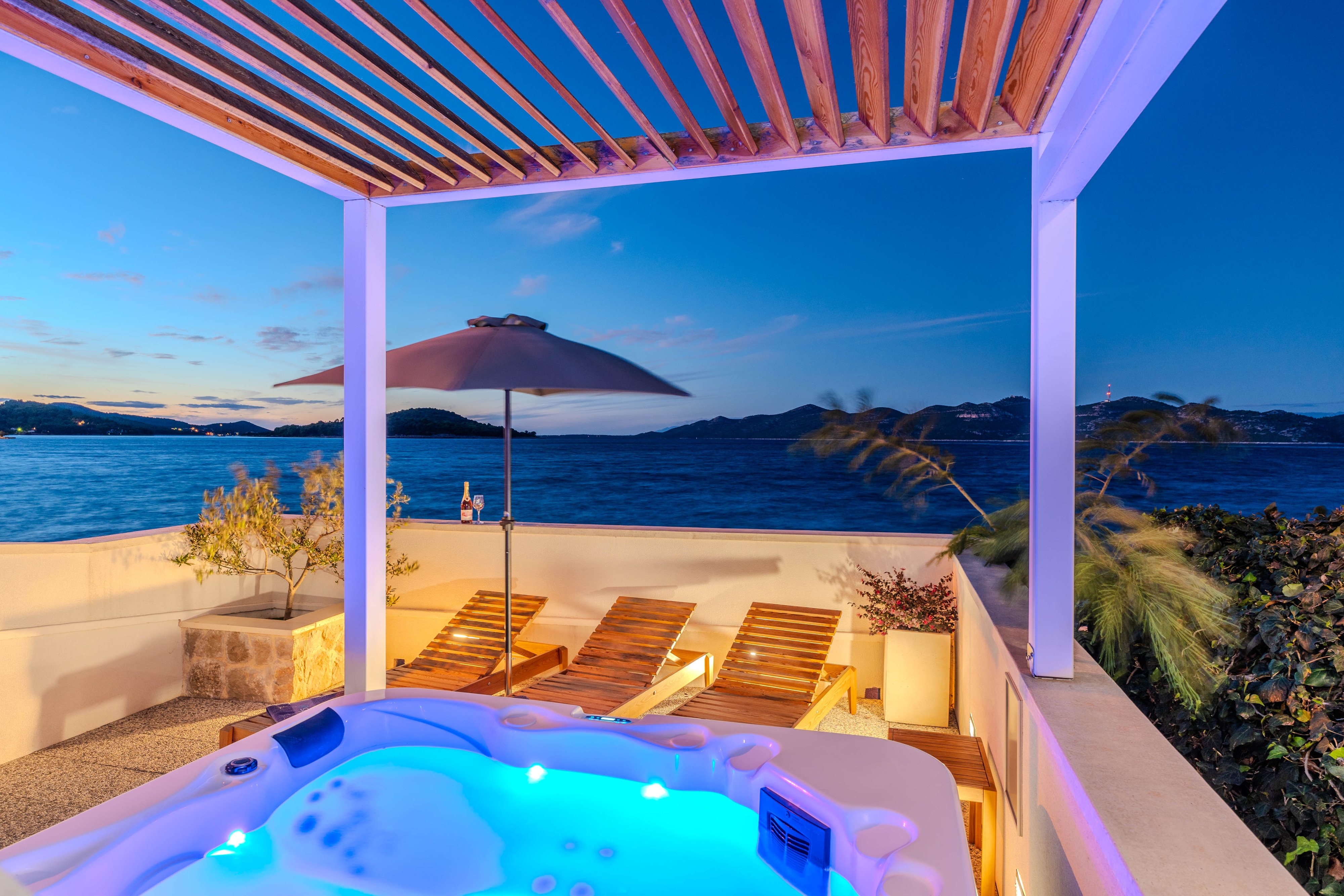 Two bedroom apartment near beach Mali Iž, Iž  A-a