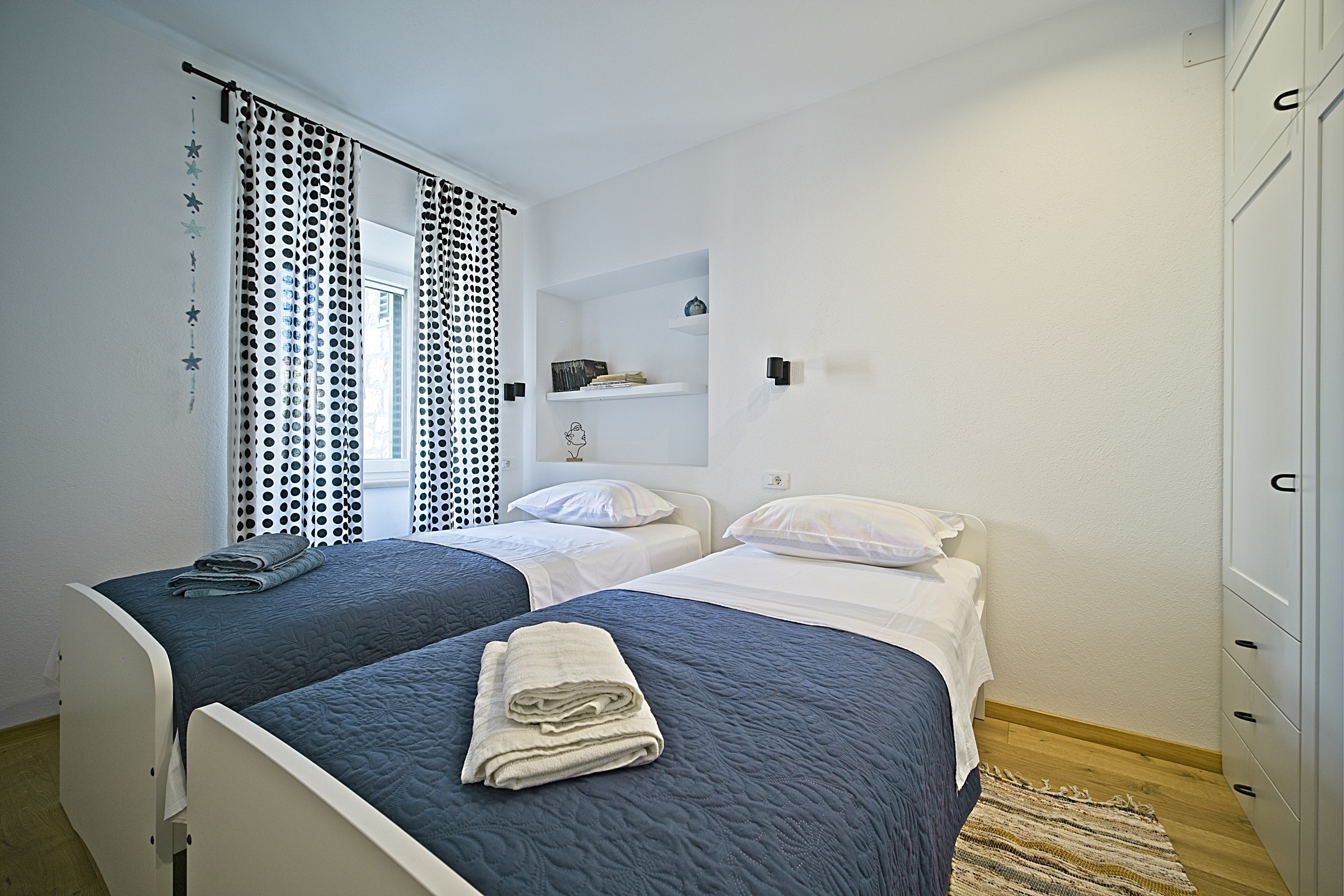 Two bedroom apartment with terrace and sea view Postira, Brač  A-a