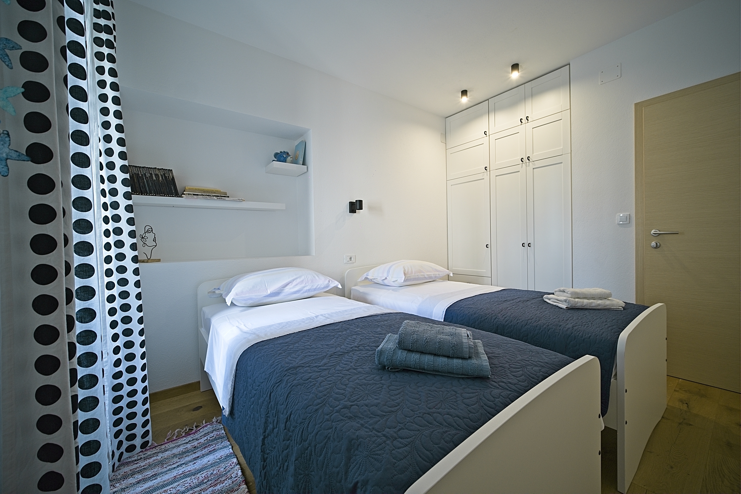 Two bedroom apartment with terrace and sea view Postira, Brač  A-a