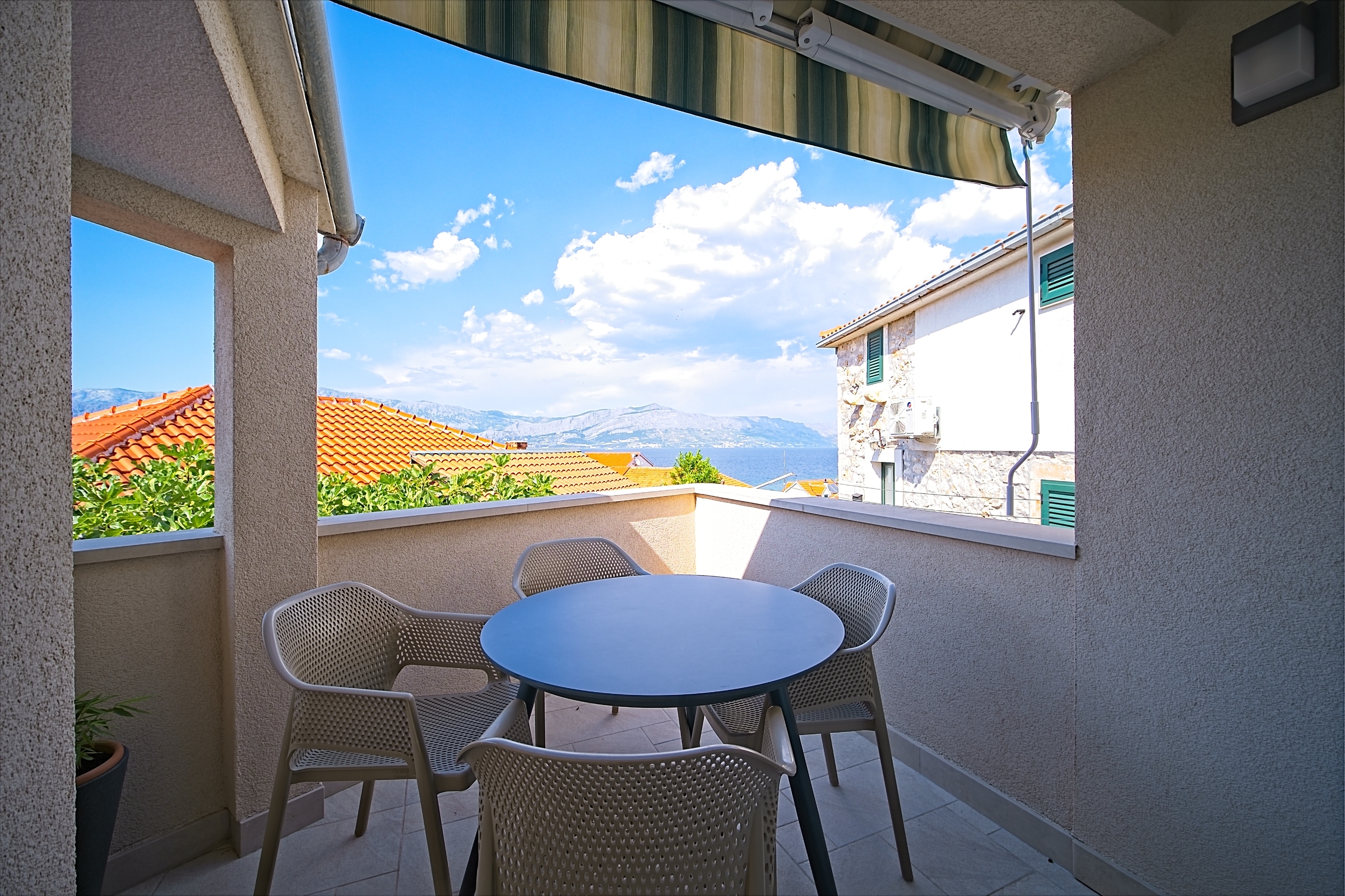 Two bedroom apartment with terrace and sea view Postira, Brač  A-a
