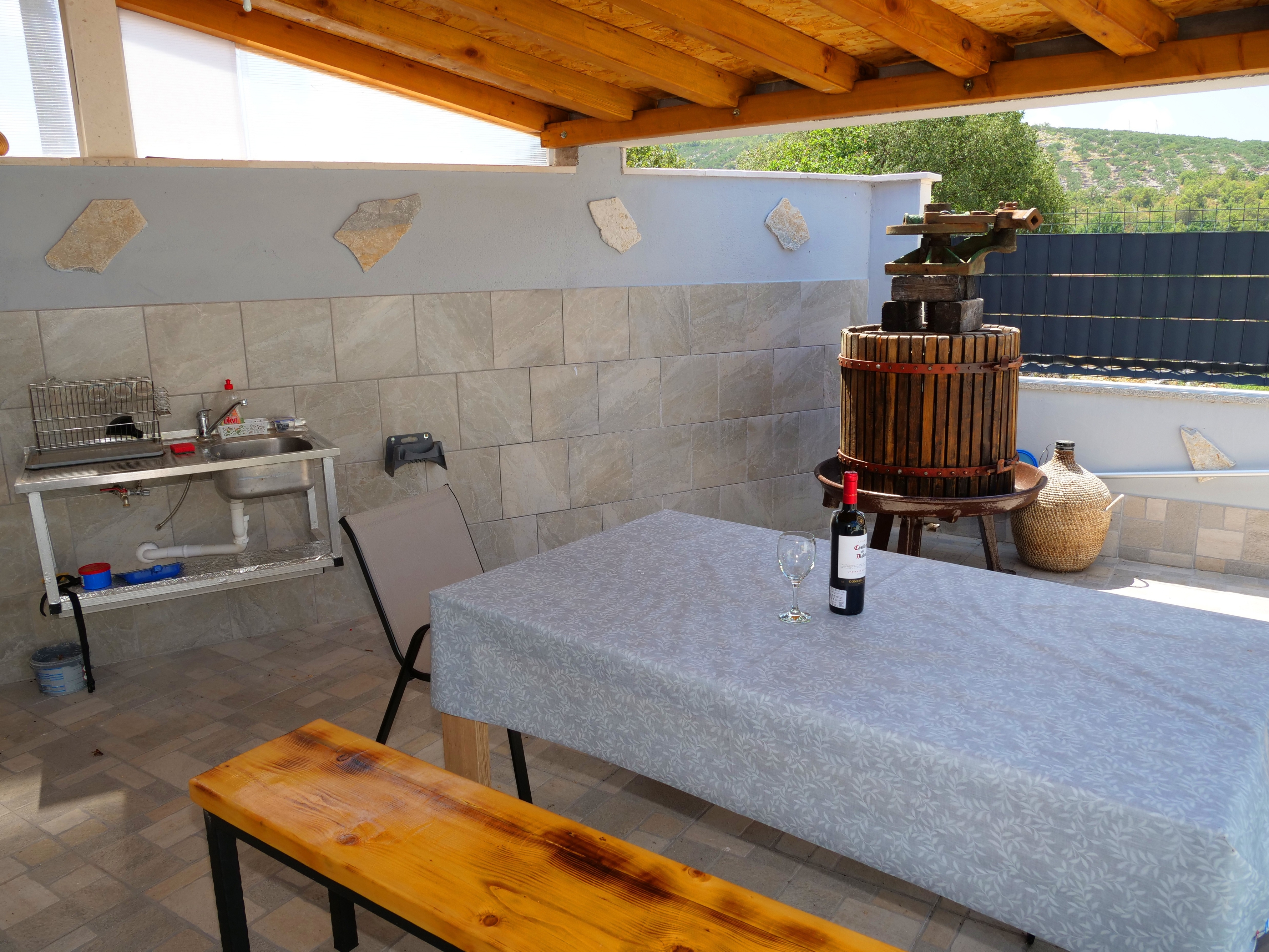 Three bedroom house with terrace Vinovac, Zagora  K