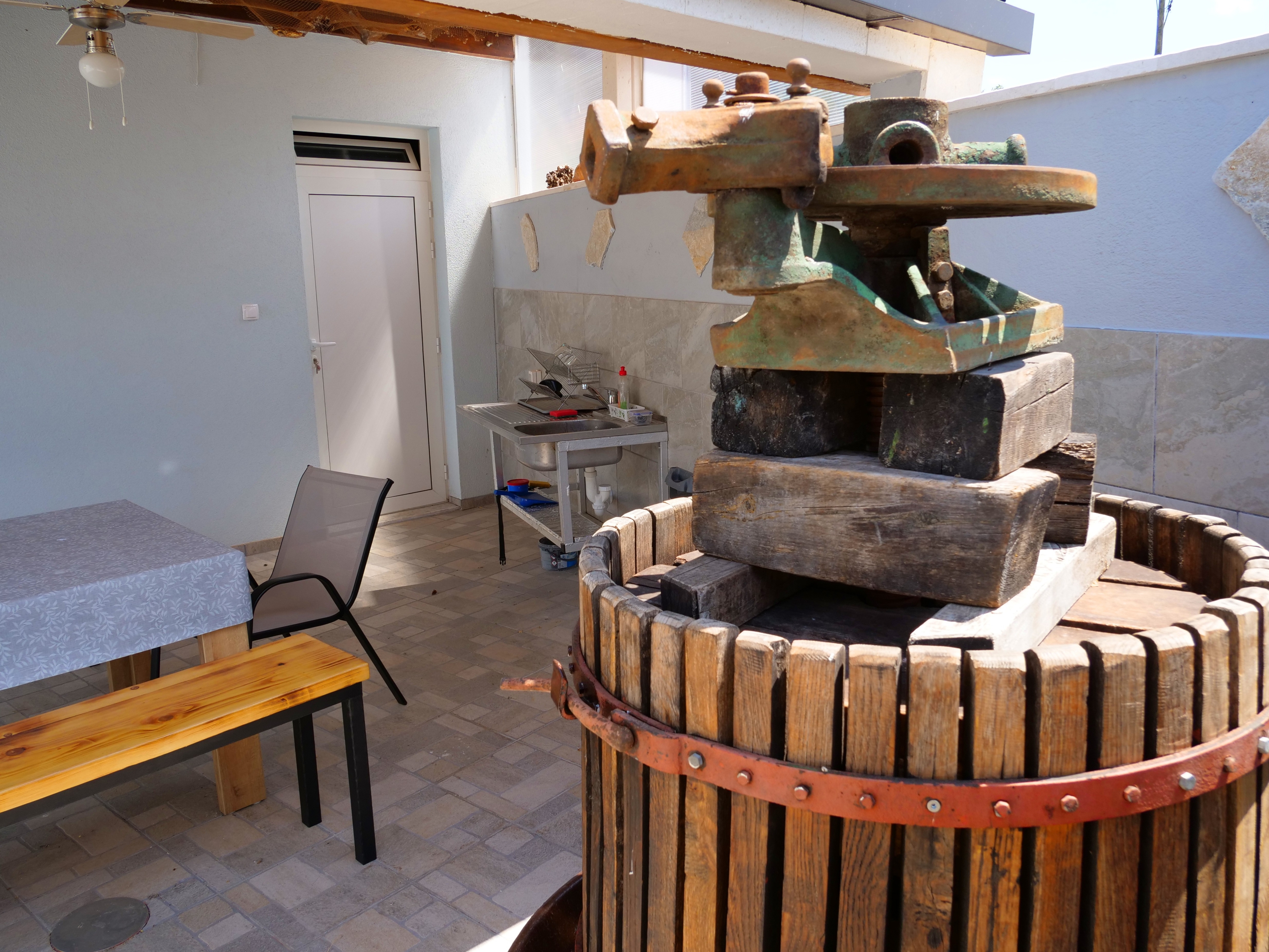 Three bedroom house with terrace Vinovac, Zagora  K
