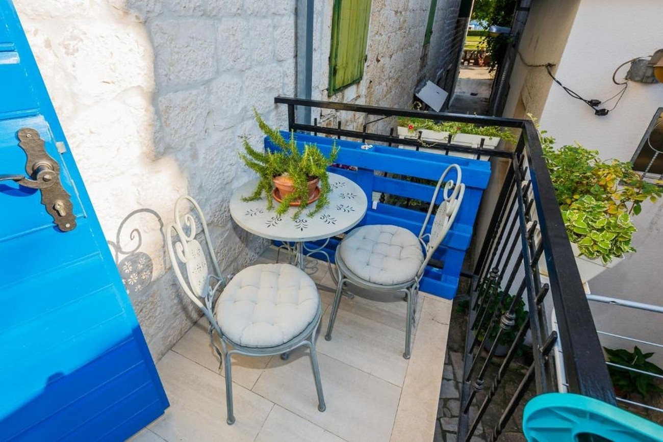 Two bedroom apartment with balcony and sea view Kaštel Novi, Kaštela  A-a
