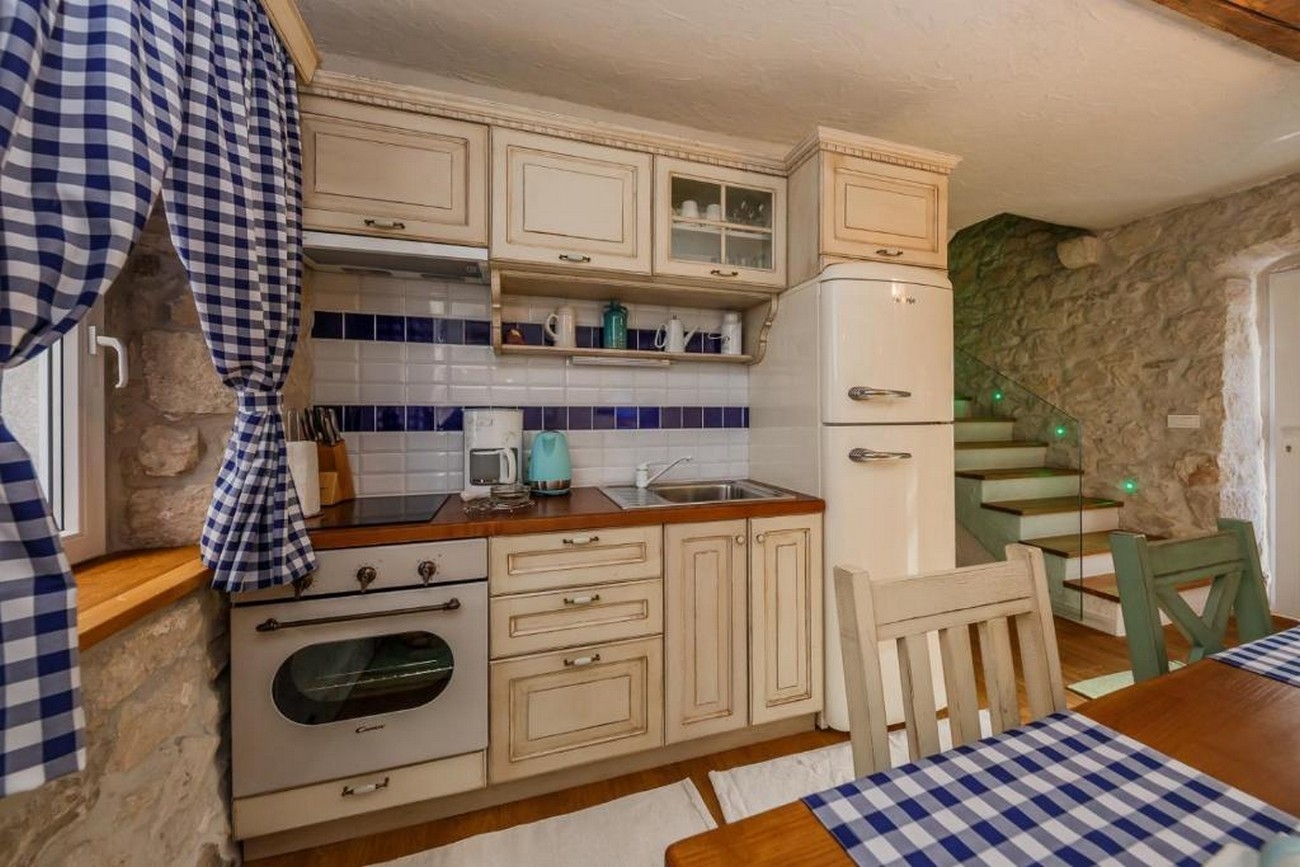 Two bedroom apartment with balcony and sea view Kaštel Novi, Kaštela  A-a