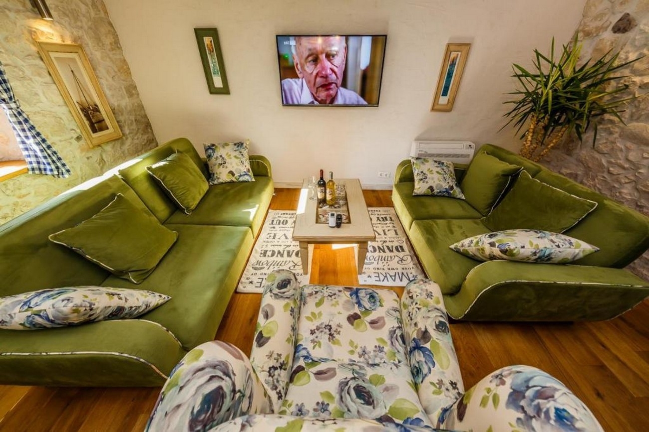 Two bedroom apartment with balcony and sea view Kaštel Novi, Kaštela  A-a