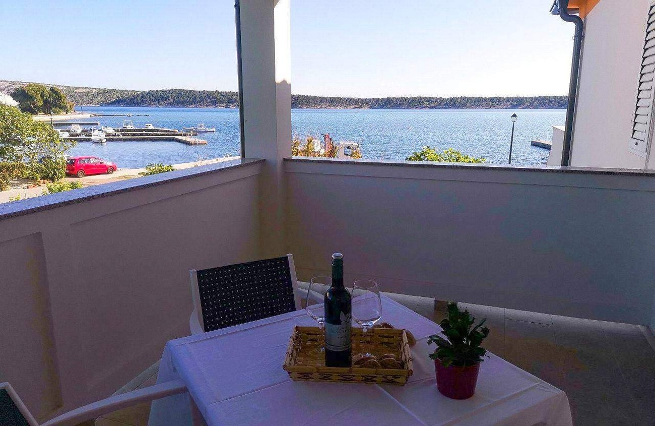 Studio flat with terrace and sea view Barbat, Rab (AS-22053-a)