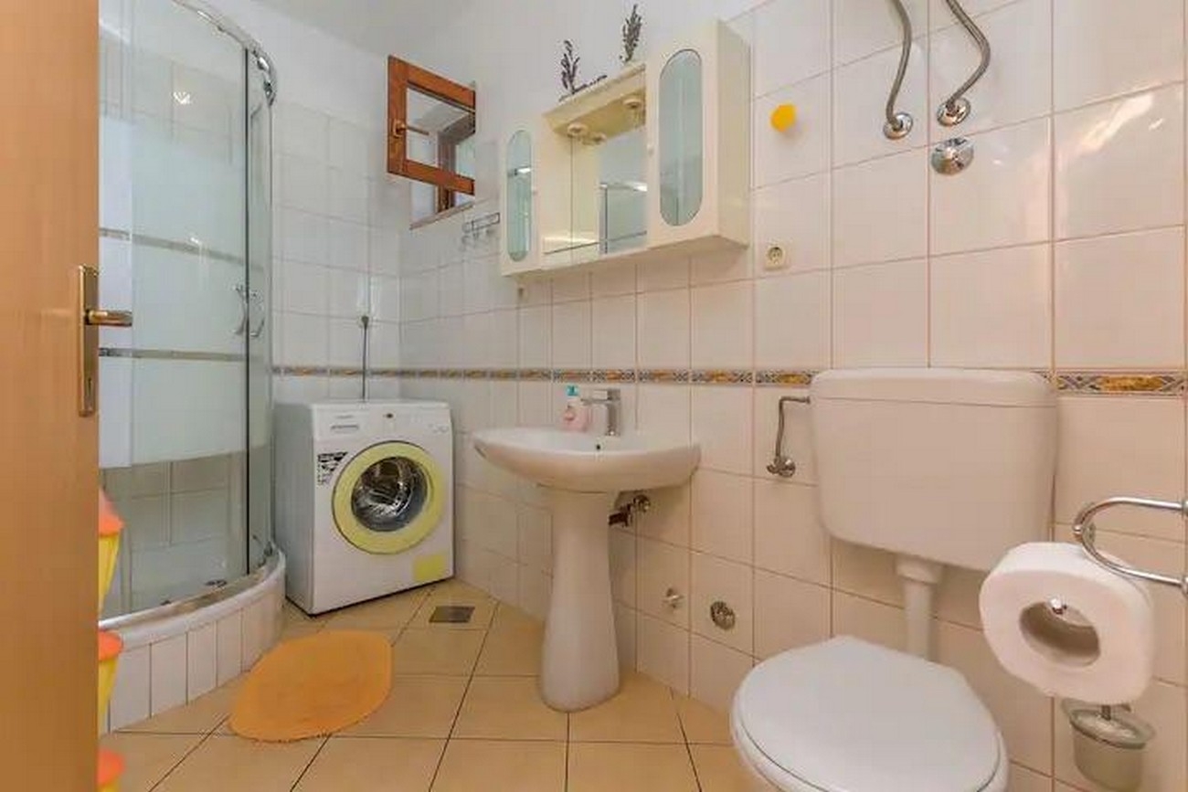Two bedroom apartment with terrace and sea view Lokva Rogoznica, Omiš  A-b