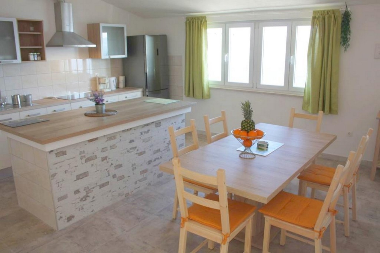 Three bedroom apartment with terrace and sea view Lokva Rogoznica, Omiš  A-c