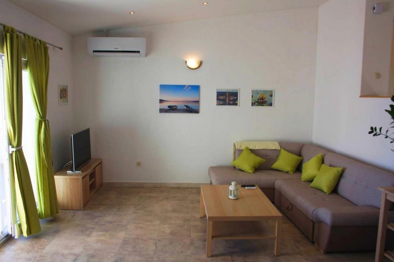 Three bedroom apartment with terrace and sea view Lokva Rogoznica, Omiš  A-c