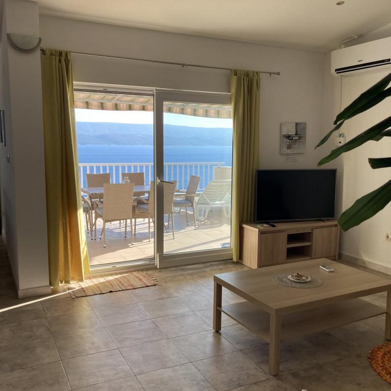 Three bedroom apartment with terrace and sea view Lokva Rogoznica, Omiš  A-c
