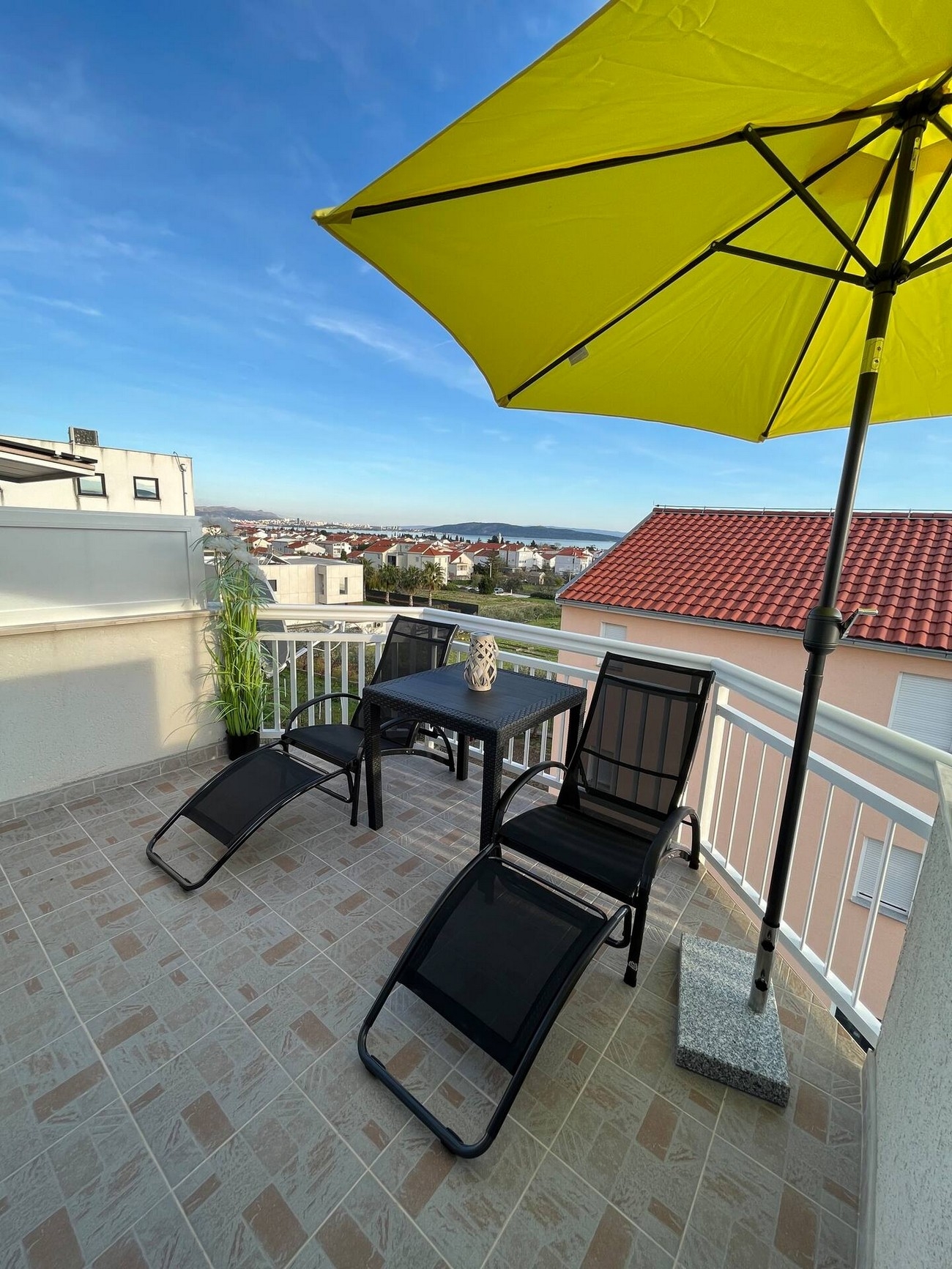 Two bedroom apartment with terrace and sea view Kaštel Lukšić, Kaštela  A-c