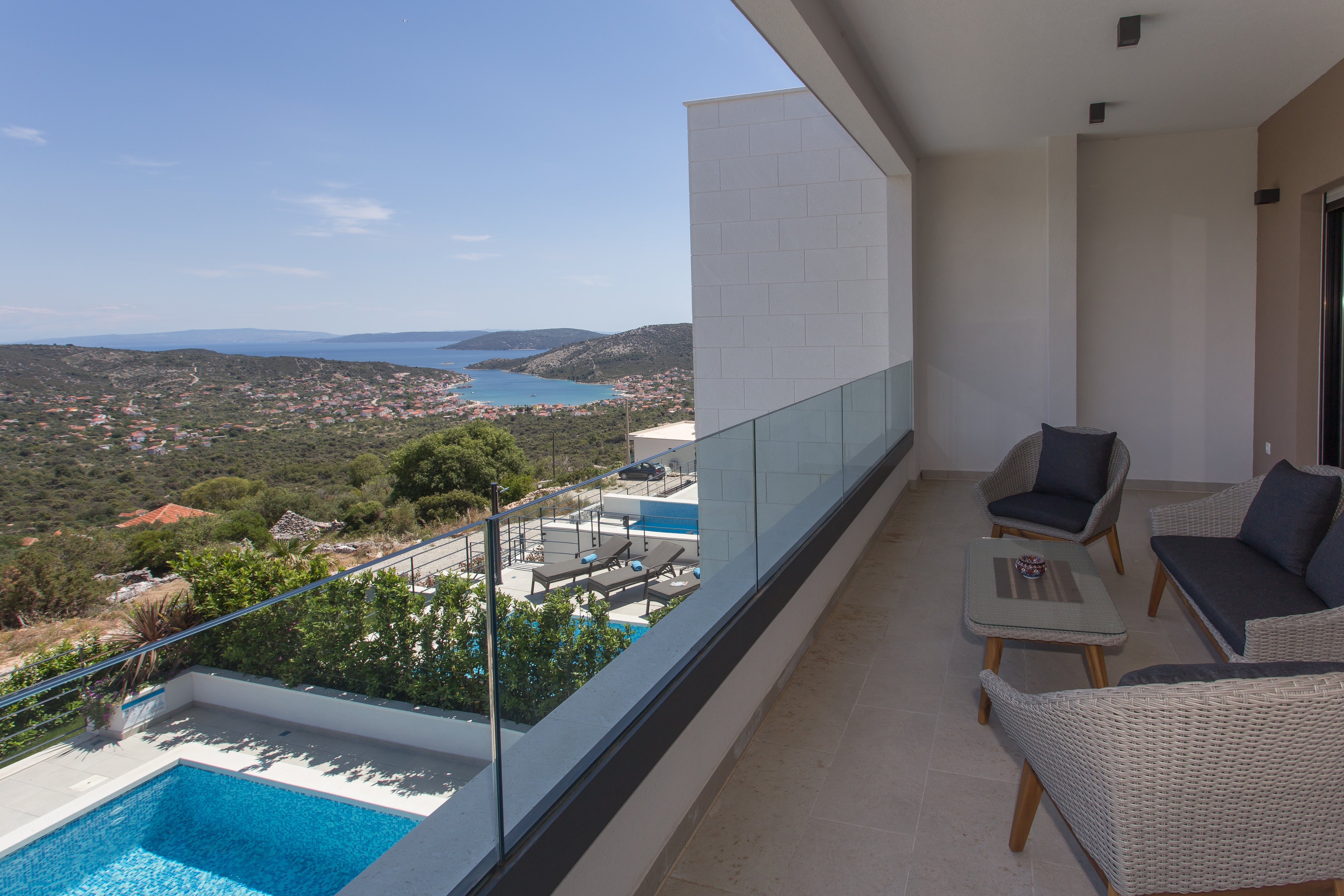 Three bedroom house with terrace and sea view Vinišće, Trogir  K