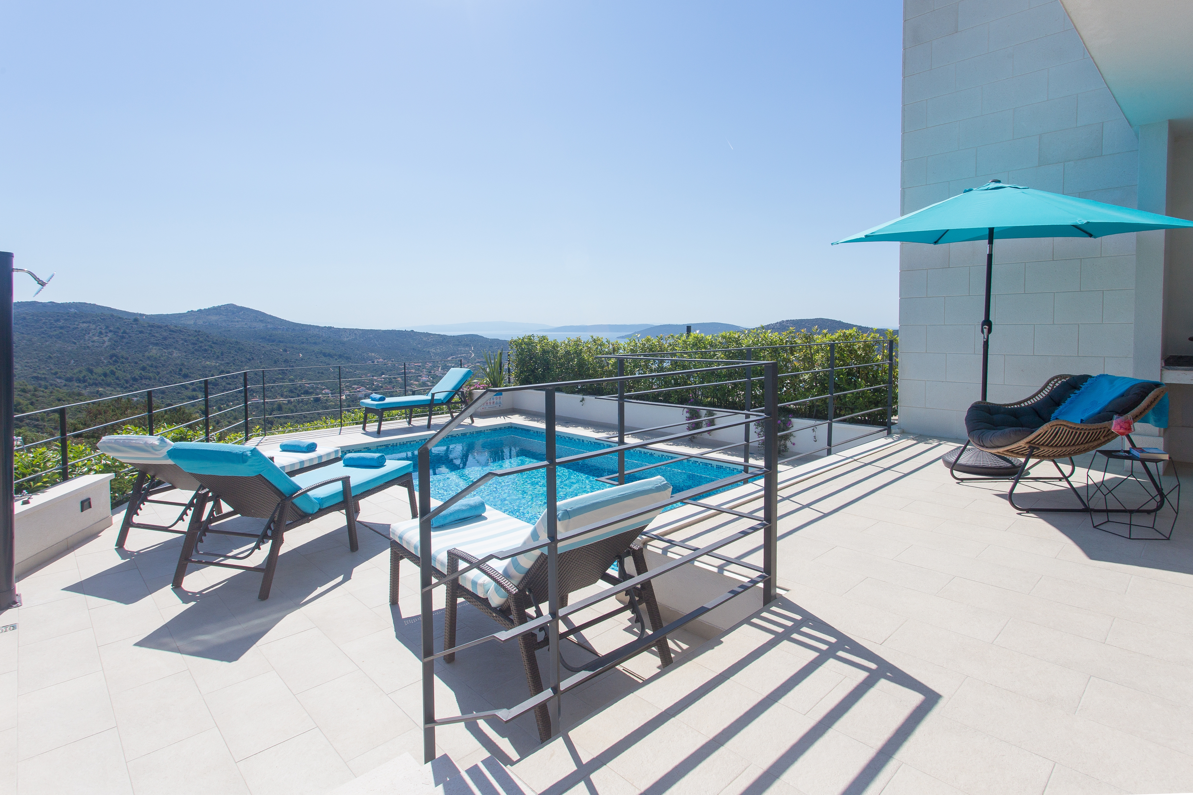 Three bedroom house with terrace and sea view Vinišće, Trogir  K