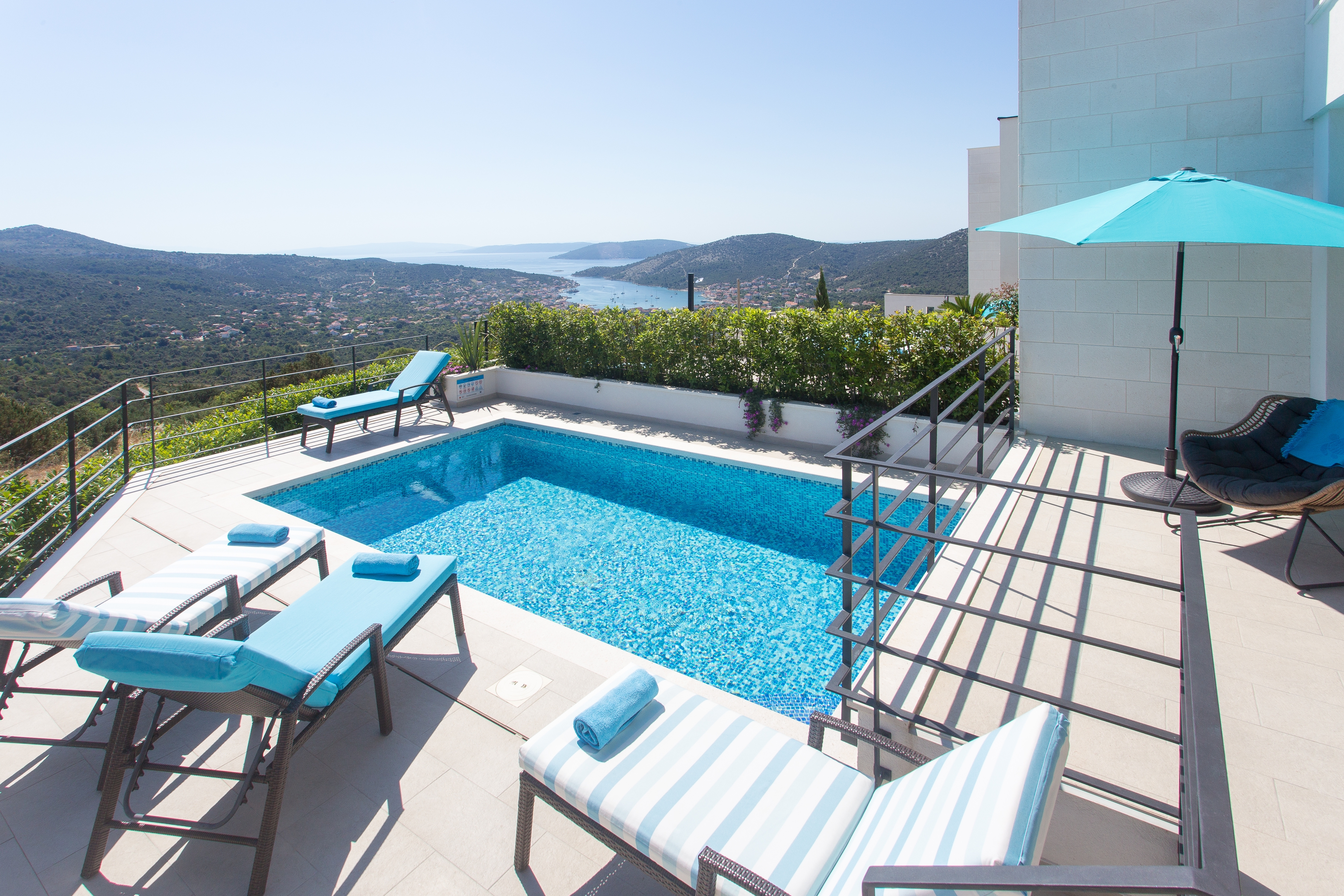 Three bedroom house with terrace and sea view Vinišće, Trogir  K