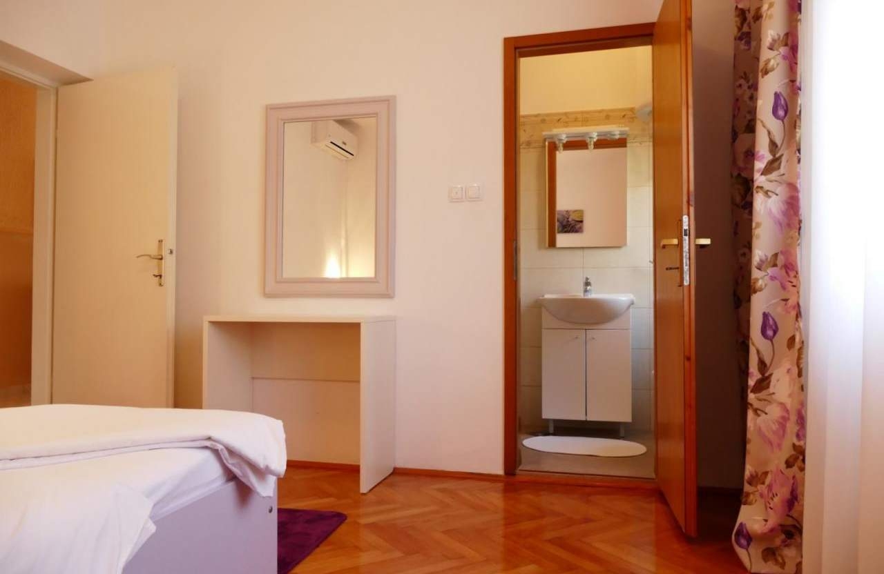 Three bedroom house with terrace Barbat, Rab  K