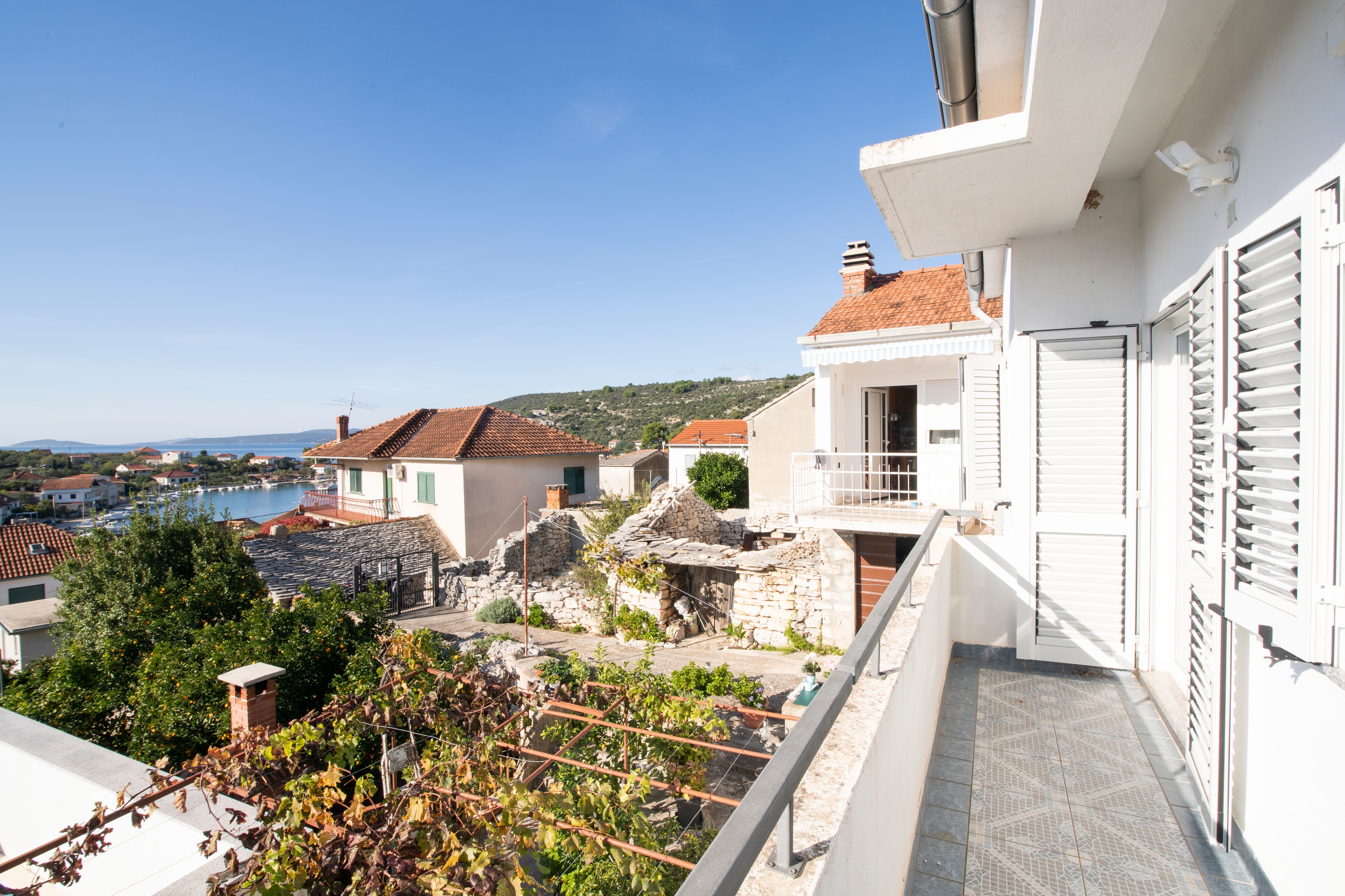 Three bedroom house with terrace and sea view Drvenik Veliki, Drvenik  K