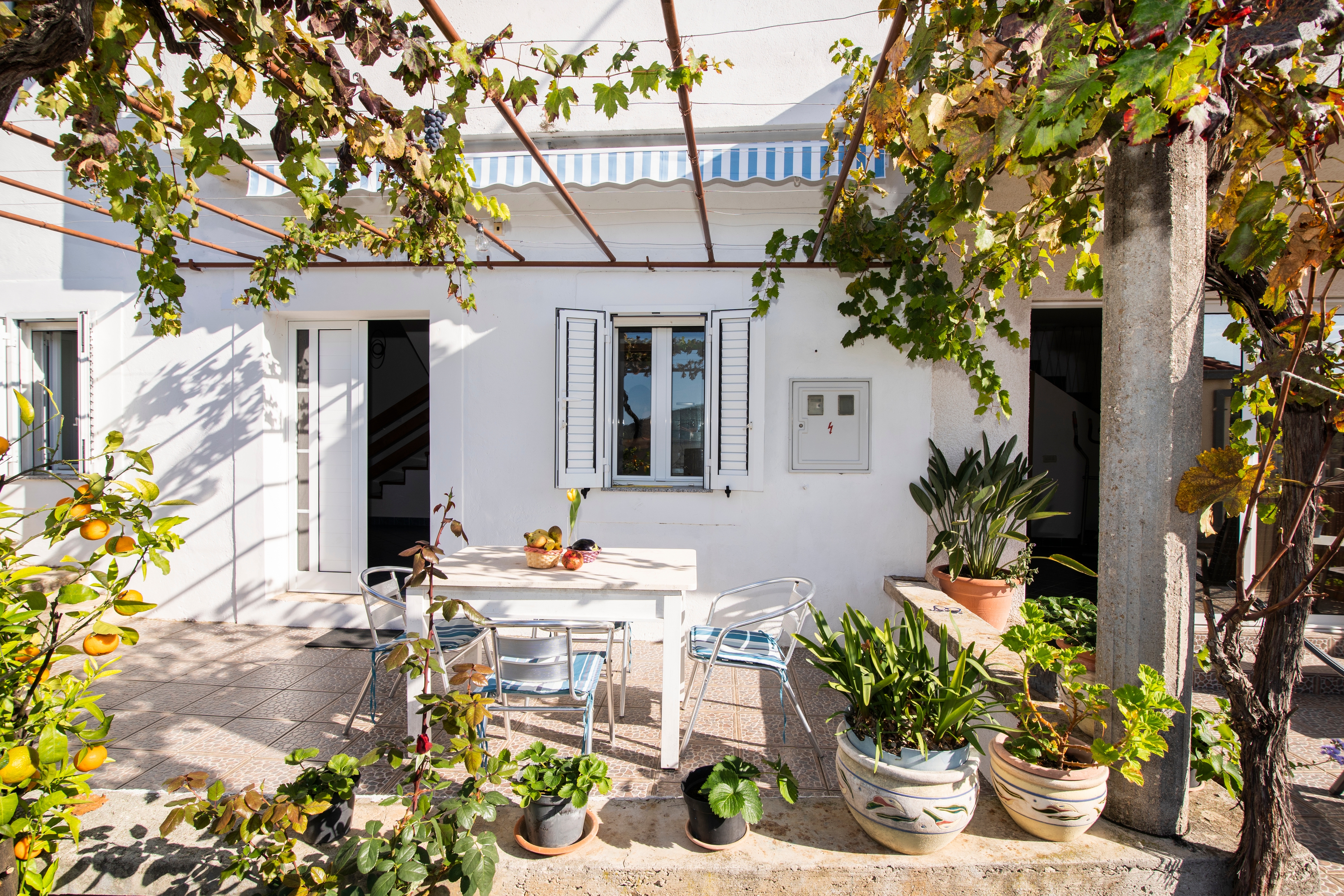 Three bedroom house with terrace and sea view Drvenik Veliki, Drvenik (K-22085) Three bedroom house with terrace and sea view Drvenik Veliki, Drvenik (K-22085)