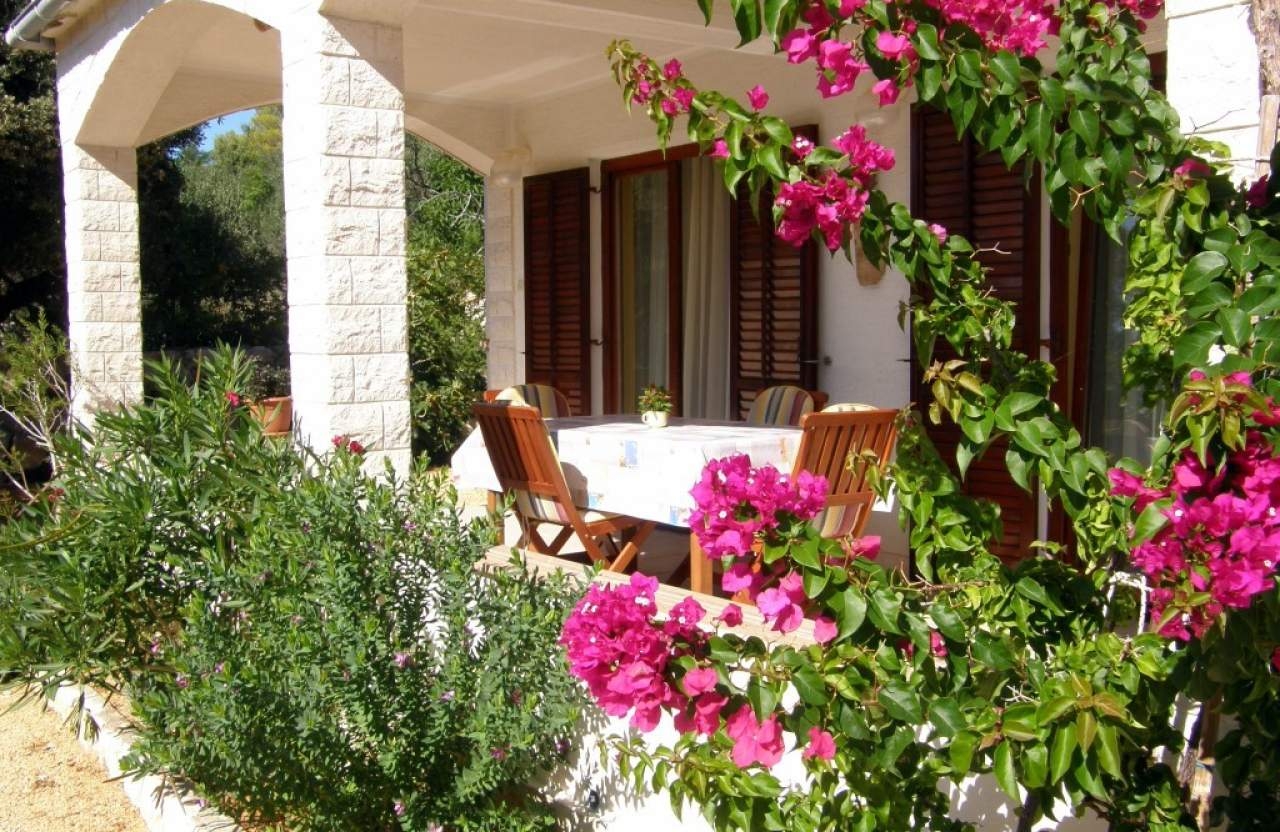 Two bedroom apartment with terrace Barbat, Rab (A-22087-a)