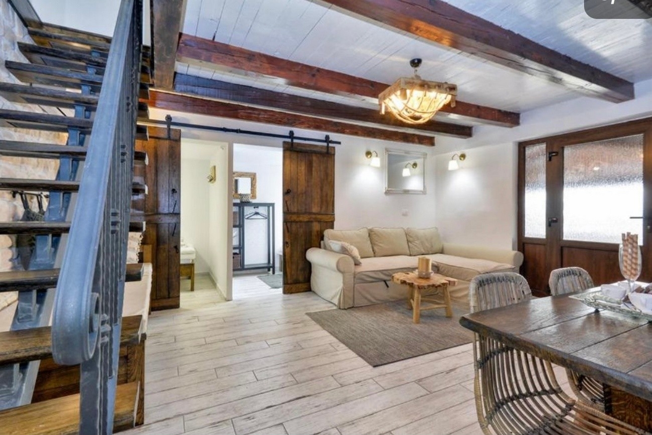 Four-bedroom house with terrace Karlovac (K-22089)