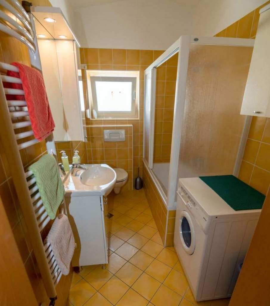 Two bedroom apartment near beach Barbat, Rab  A-a