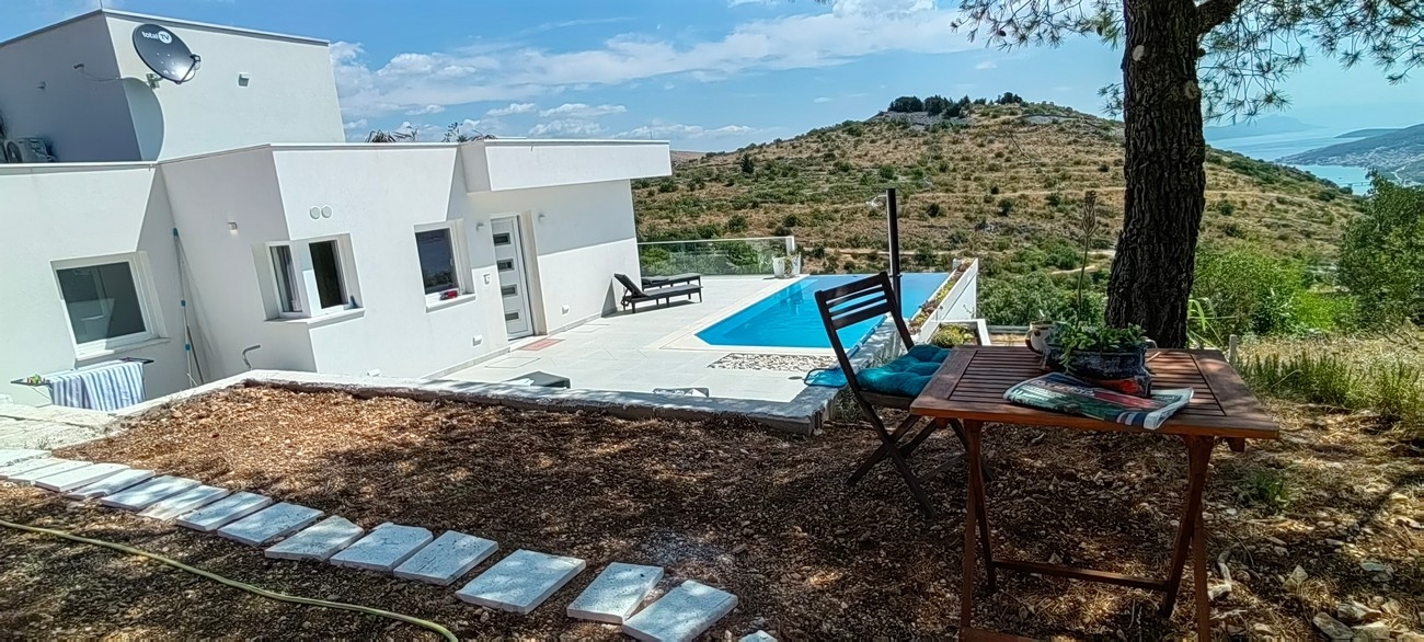 Two bedroom house with terrace and sea view Seget Donji, Trogir  K