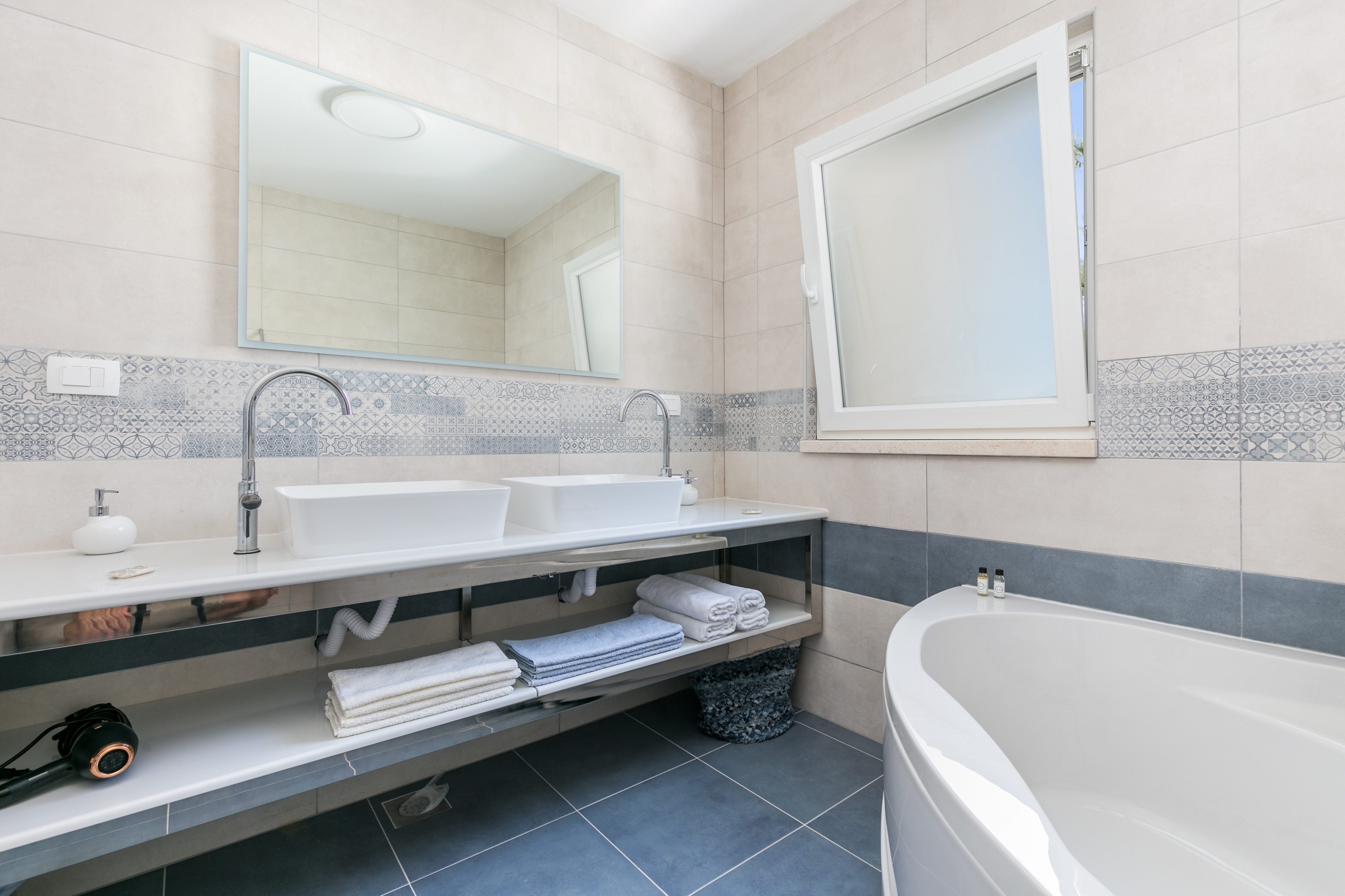 Two bedroom house with terrace and sea view Seget Donji, Trogir  K