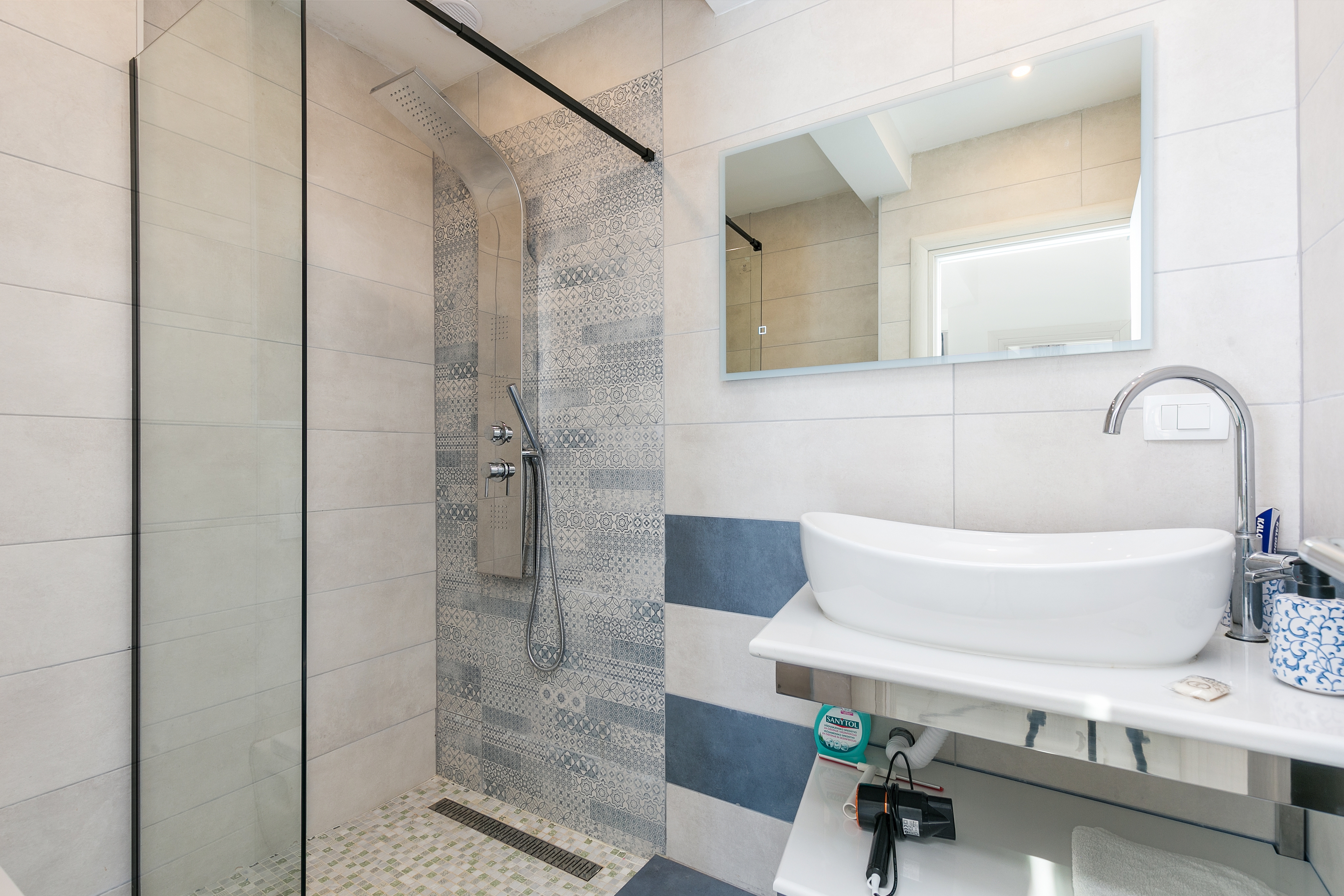 Two bedroom house with terrace and sea view Seget Donji, Trogir  K